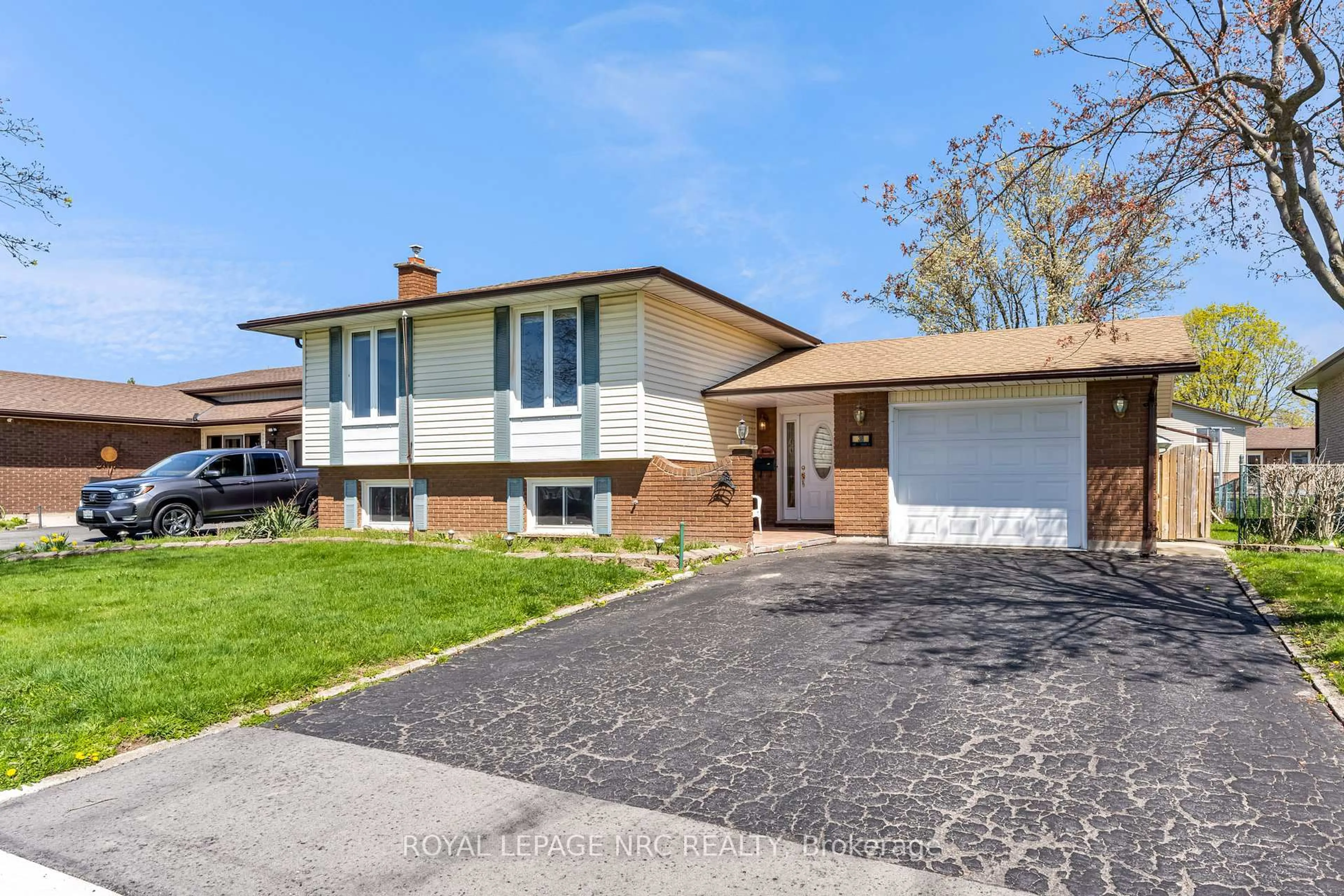 Home with brick exterior material, street for 38 Maureen Ave, Welland Ontario L3C 4H6