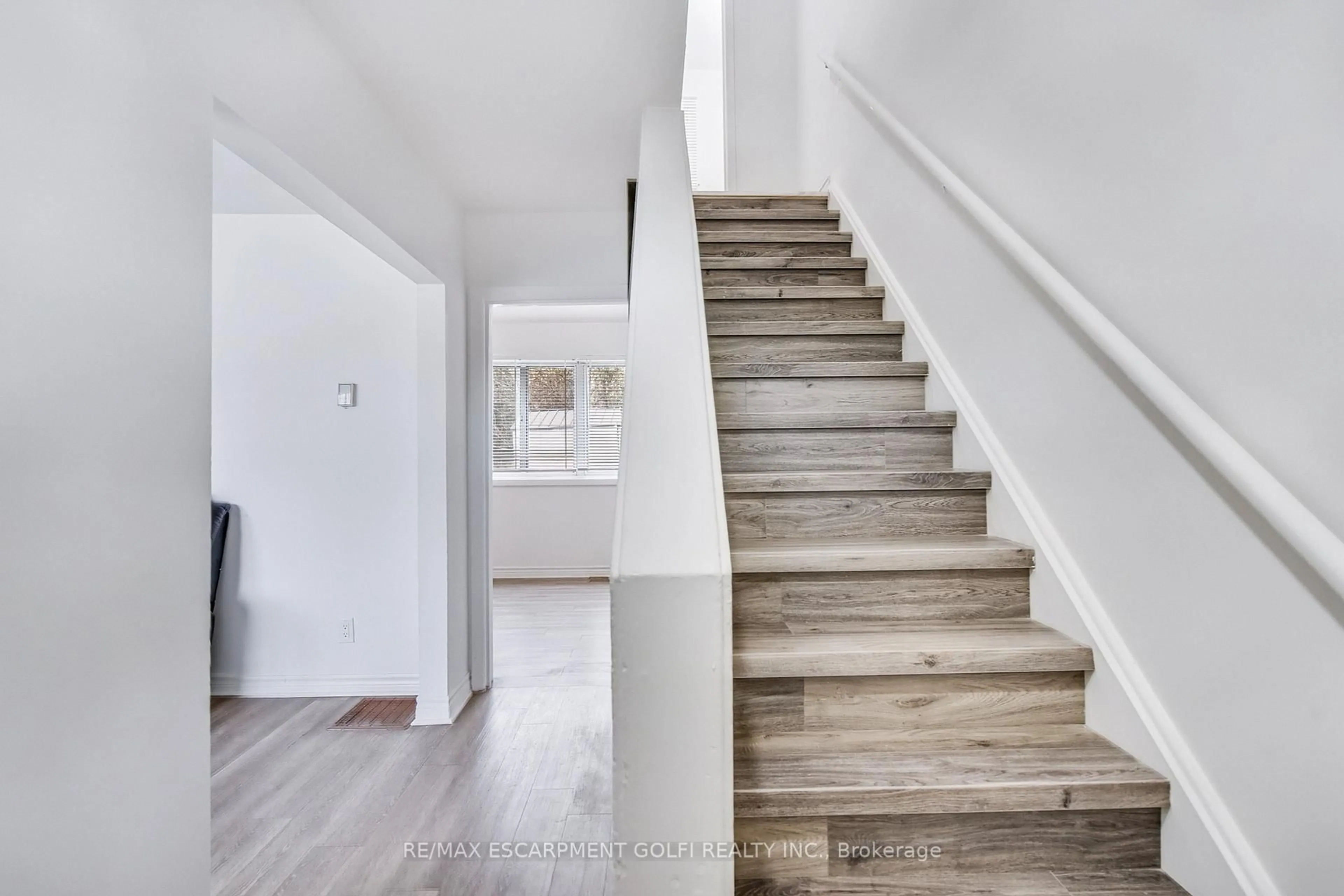 Stairs for 487 East 25th St, Hamilton Ontario L8V 3B8