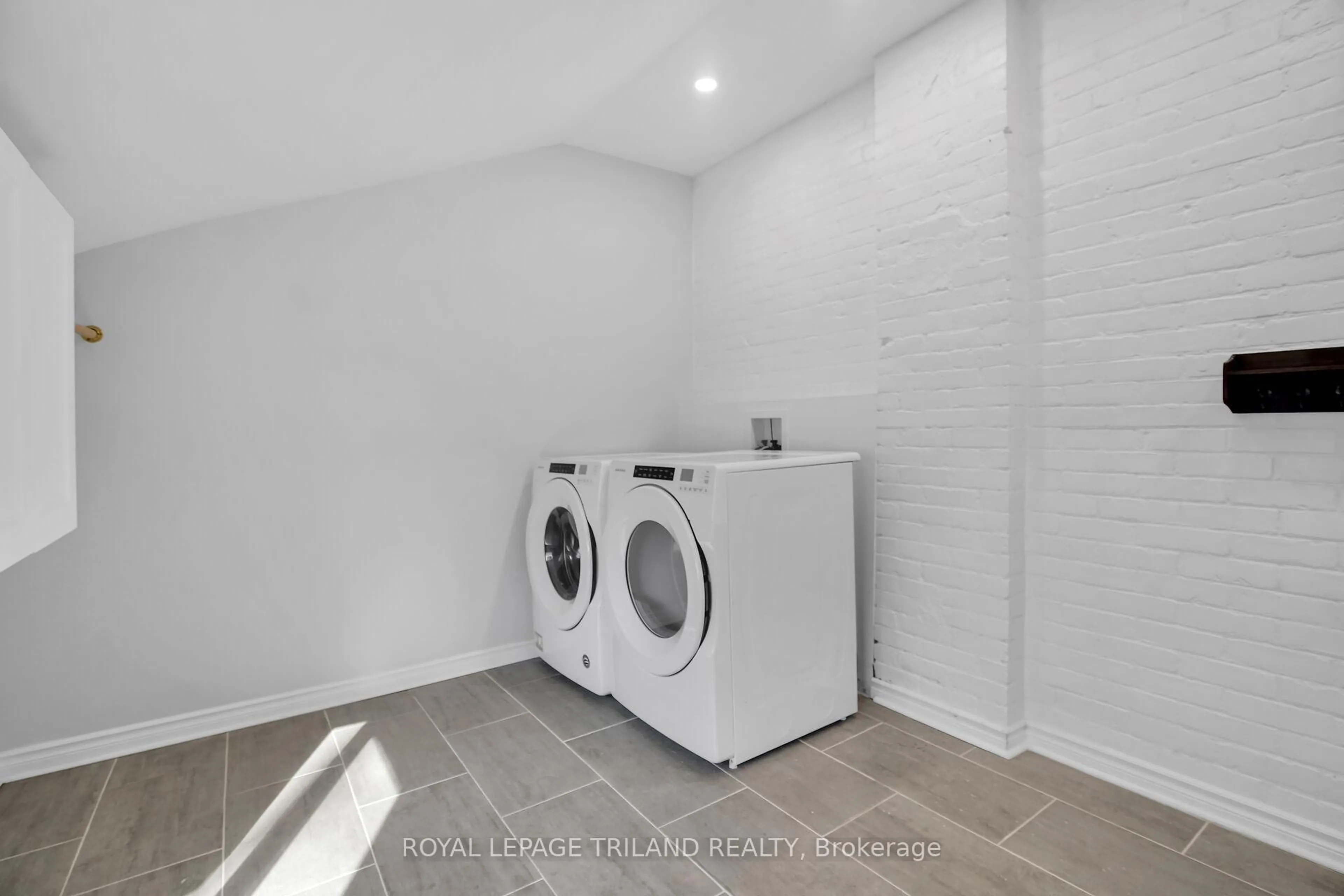 Laundry room for 879 Trafalgar St, London East Ontario N5Z 1E9