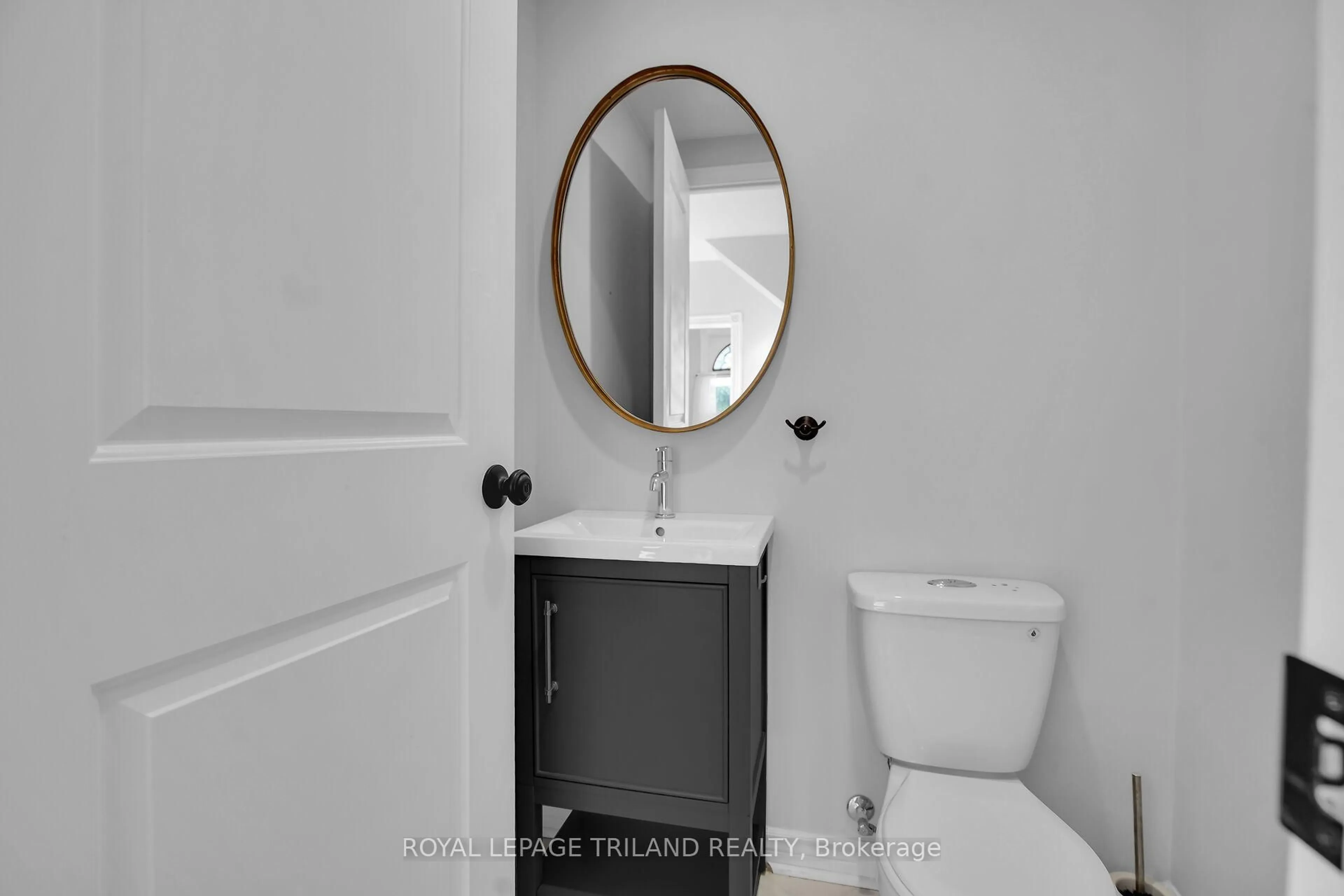 Standard bathroom, ceramic/tile floor for 879 Trafalgar St, London East Ontario N5Z 1E9