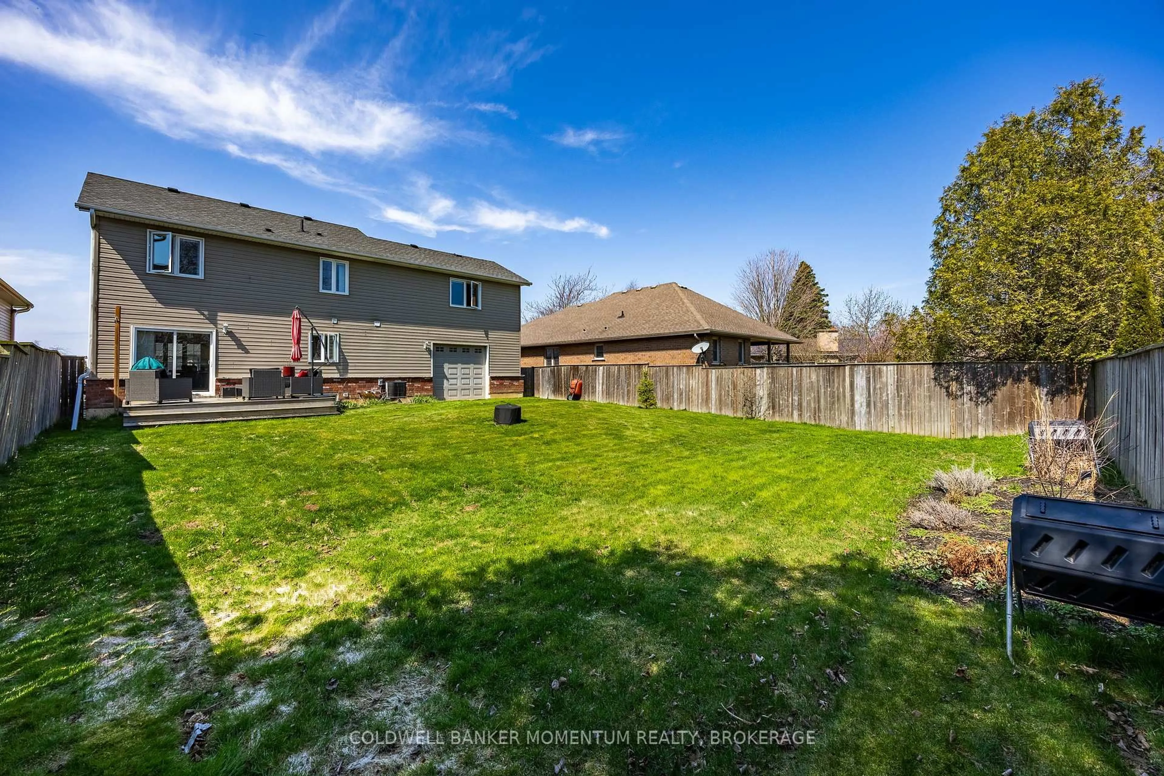 A pic from outside/outdoor area/front of a property/back of a property/a pic from drone, unknown for 77 Ellis St, Norfolk Ontario N0E 1M0