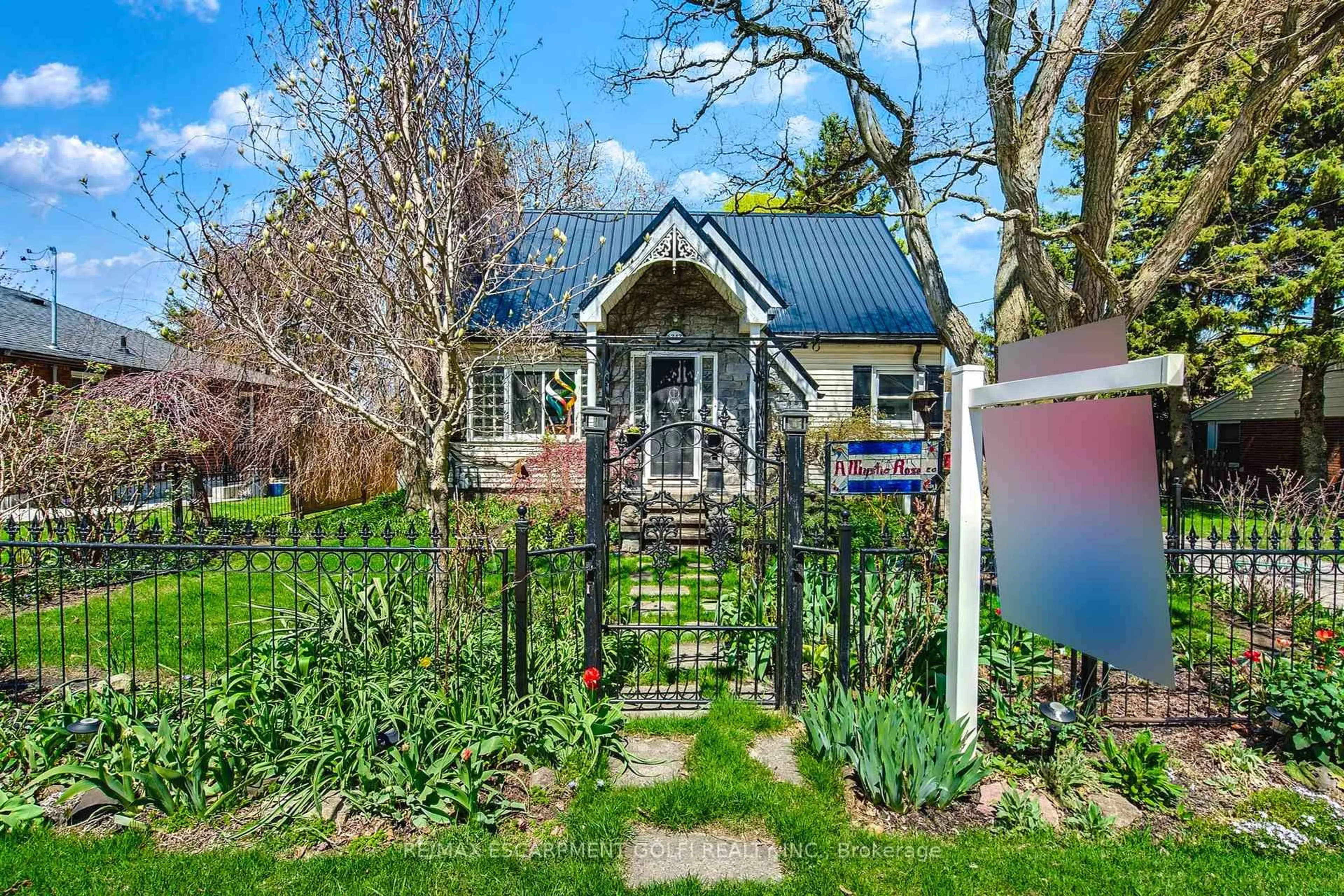 A pic from outside/outdoor area/front of a property/back of a property/a pic from drone, street for 6343 Division St, Niagara Falls Ontario L2G 1J9