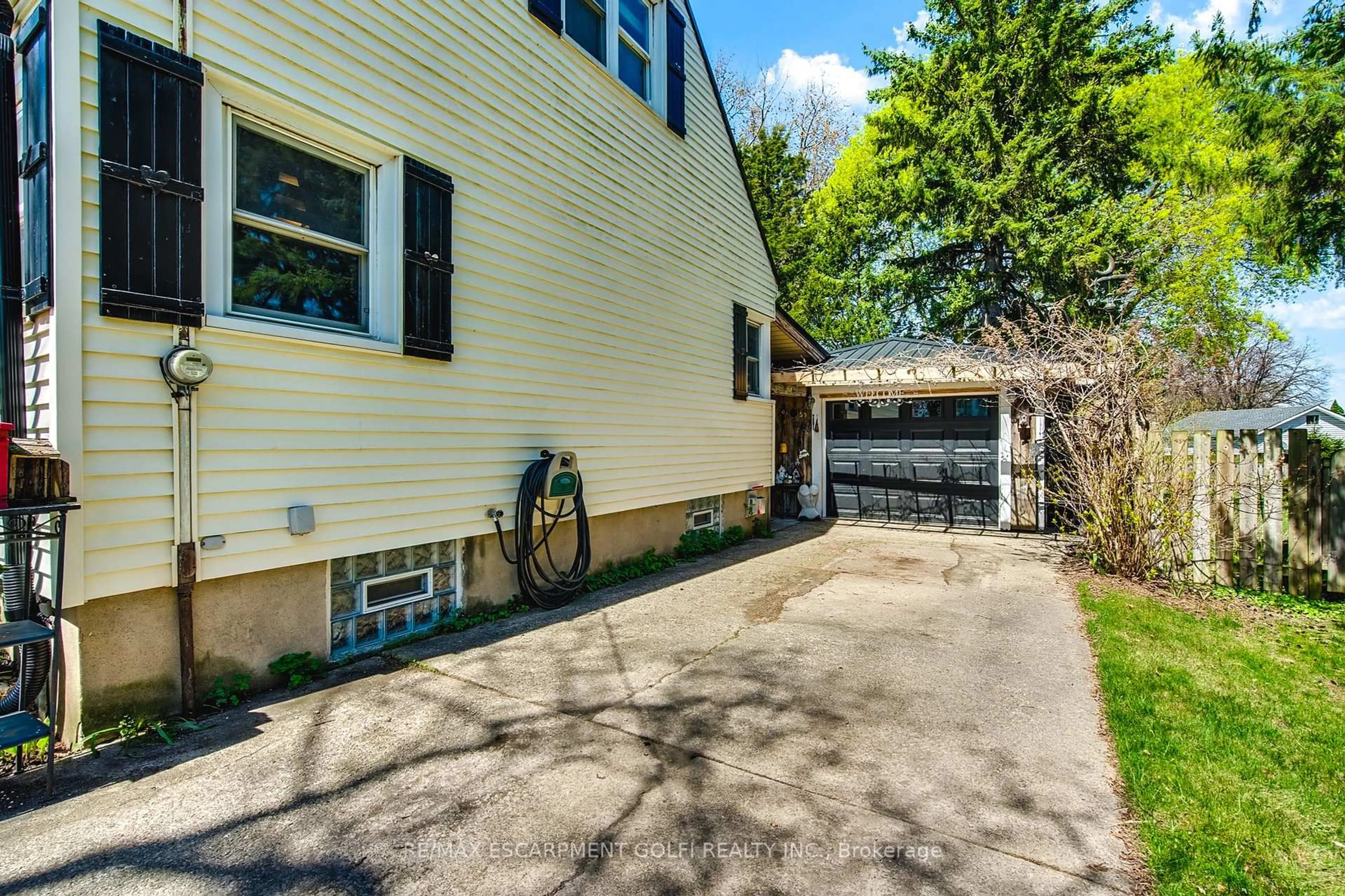 Unknown for 6343 Division St, Niagara Falls Ontario L2G 1J9