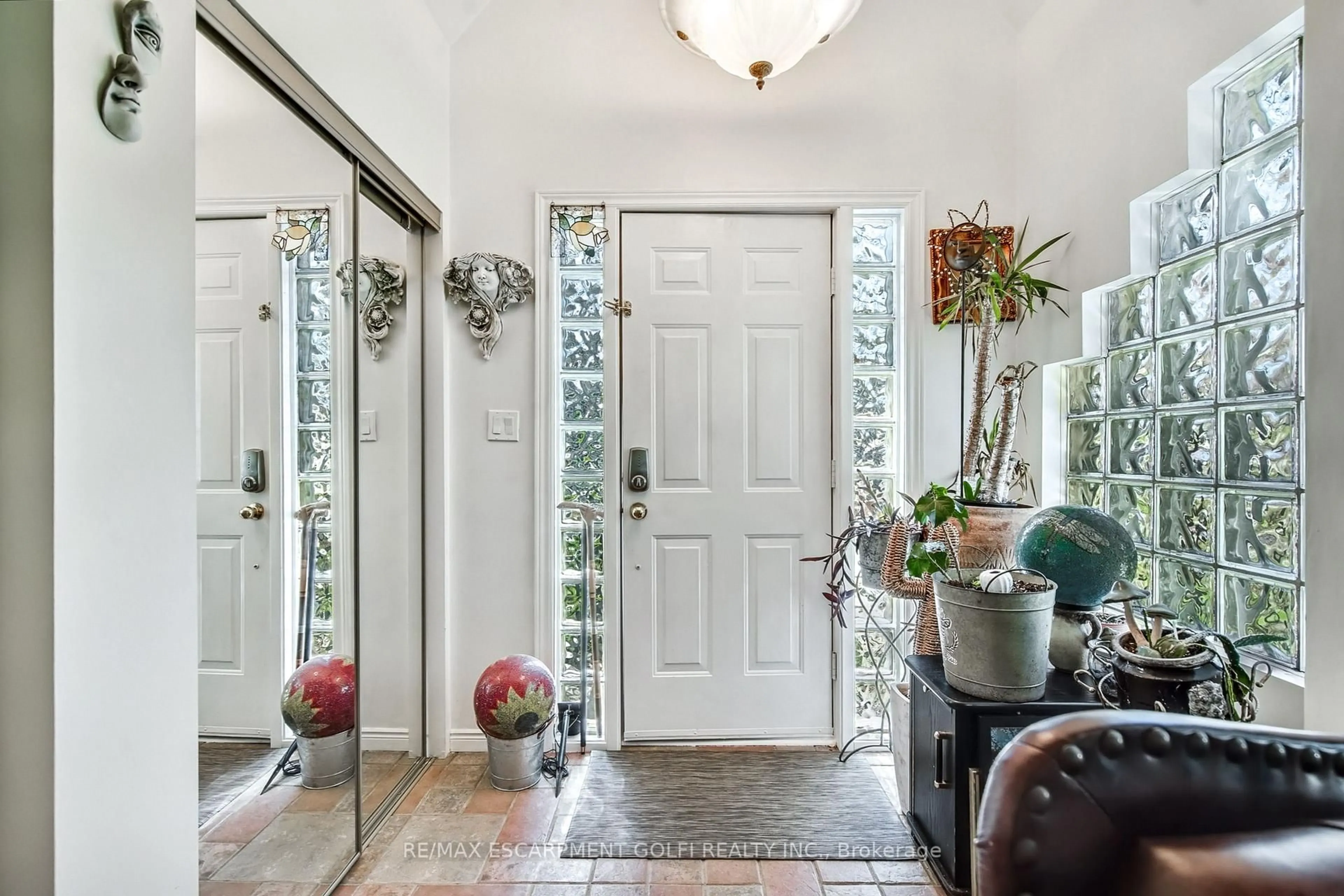 Indoor entryway for 6343 Division St, Niagara Falls Ontario L2G 1J9