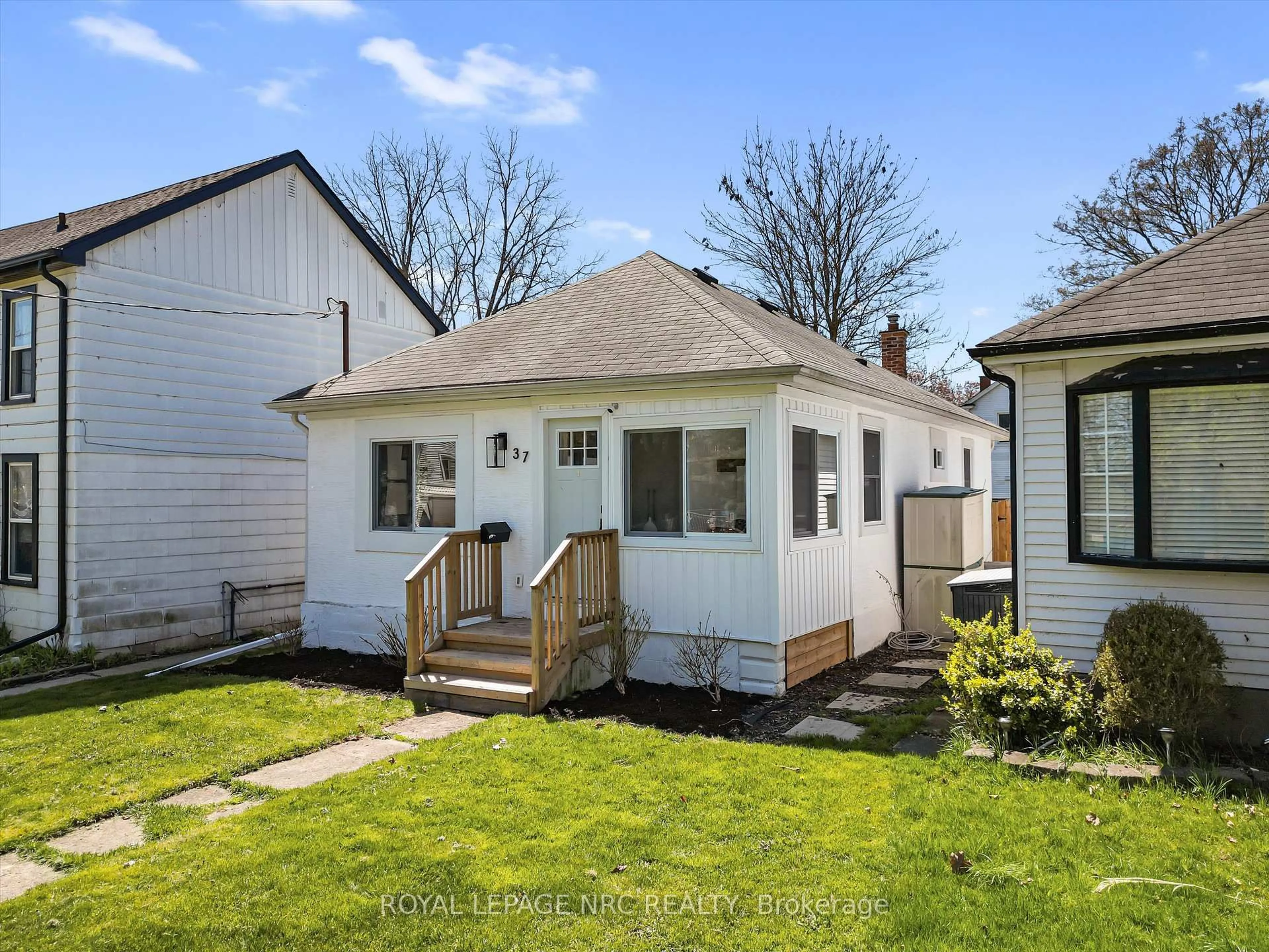 A pic from outside/outdoor area/front of a property/back of a property/a pic from drone, street for 37 Lock St, St. Catharines Ontario L2N 5B8