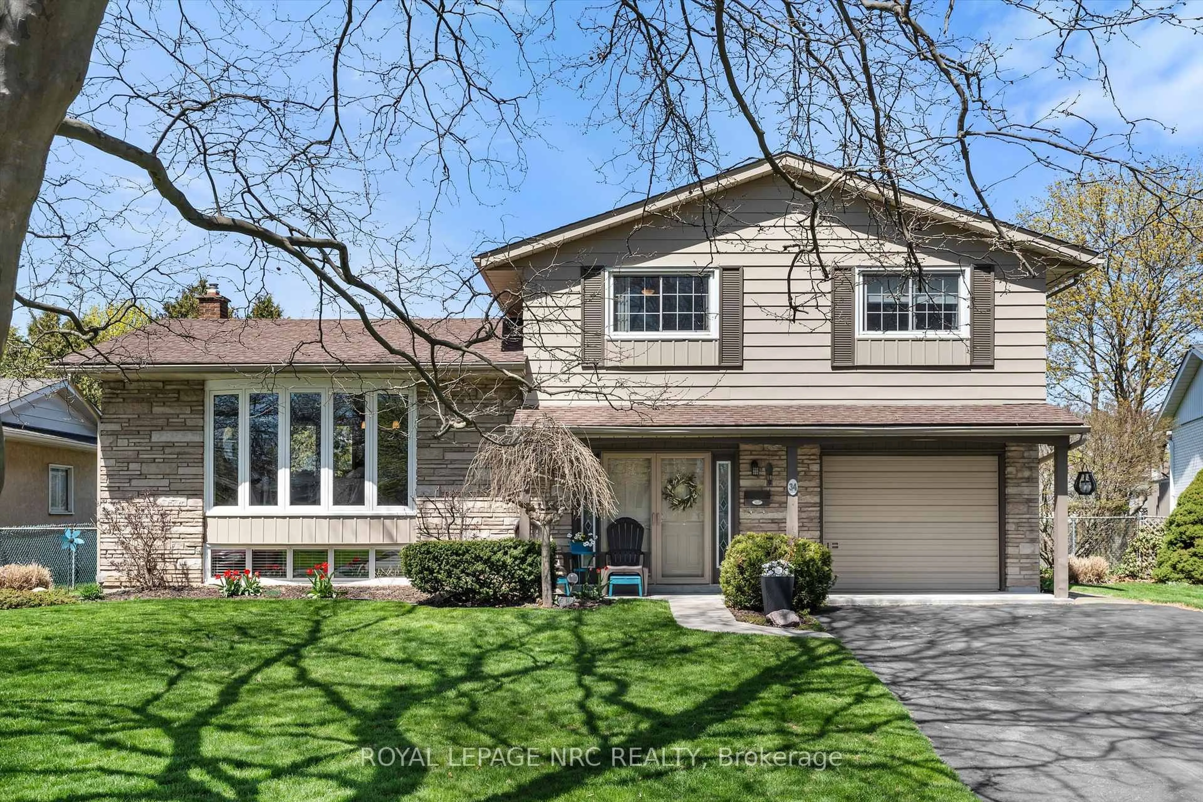 Home with vinyl exterior material, street for 34 Crown St, St. Catharines Ontario L2M 3L3