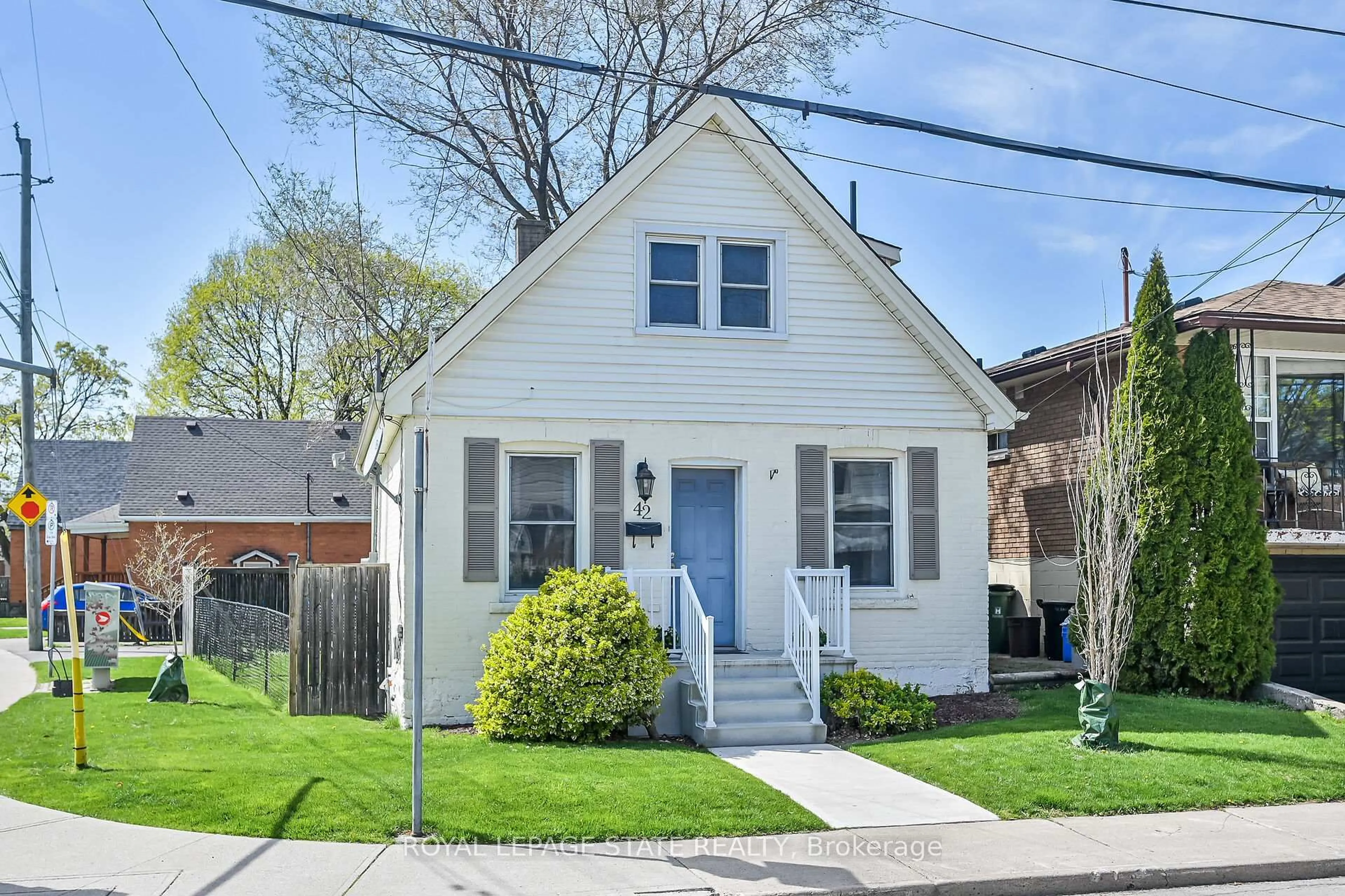 Home with vinyl exterior material, street for 42 East 27th St, Hamilton Ontario L8V 3E7