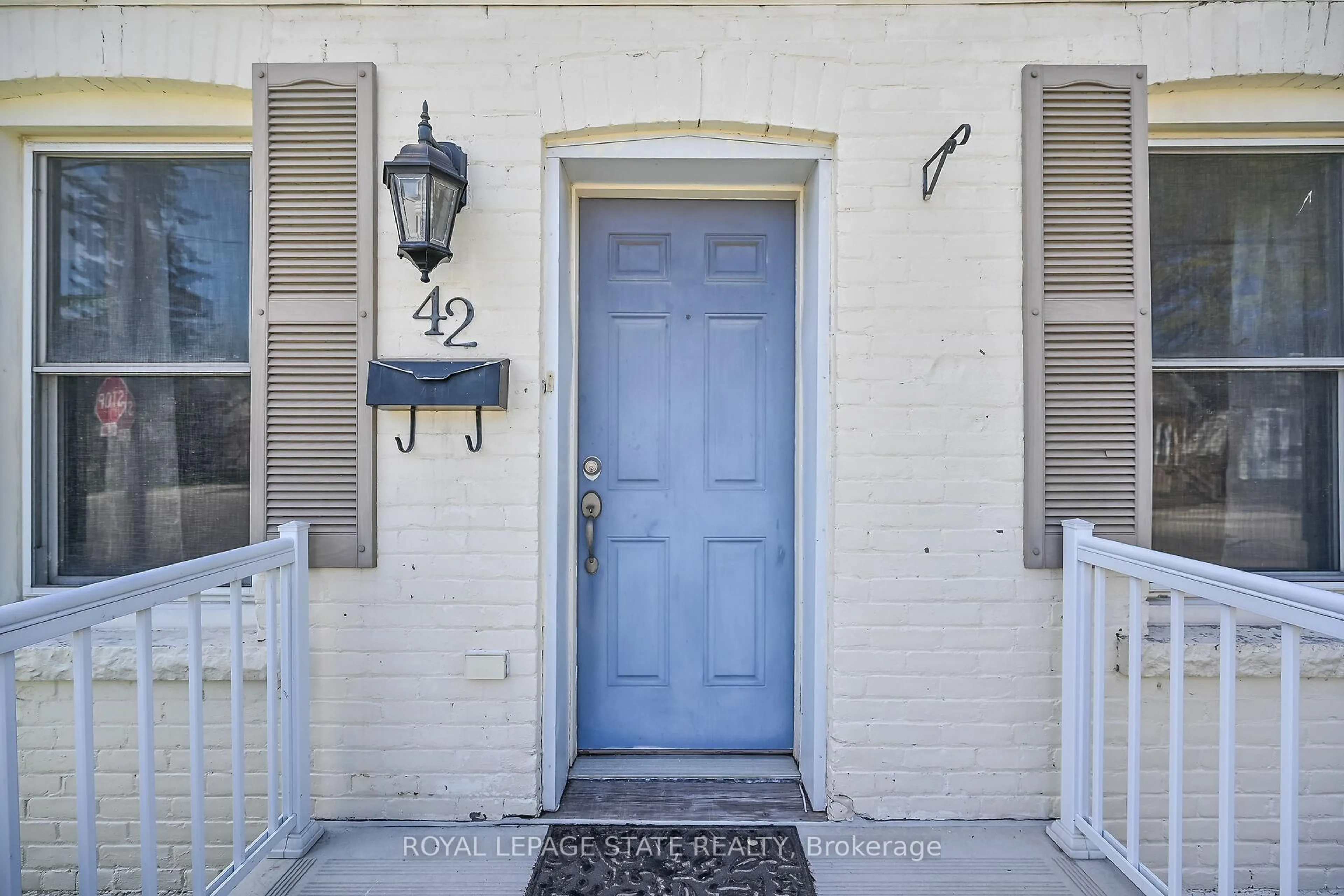 Indoor entryway for 42 East 27th St, Hamilton Ontario L8V 3E7