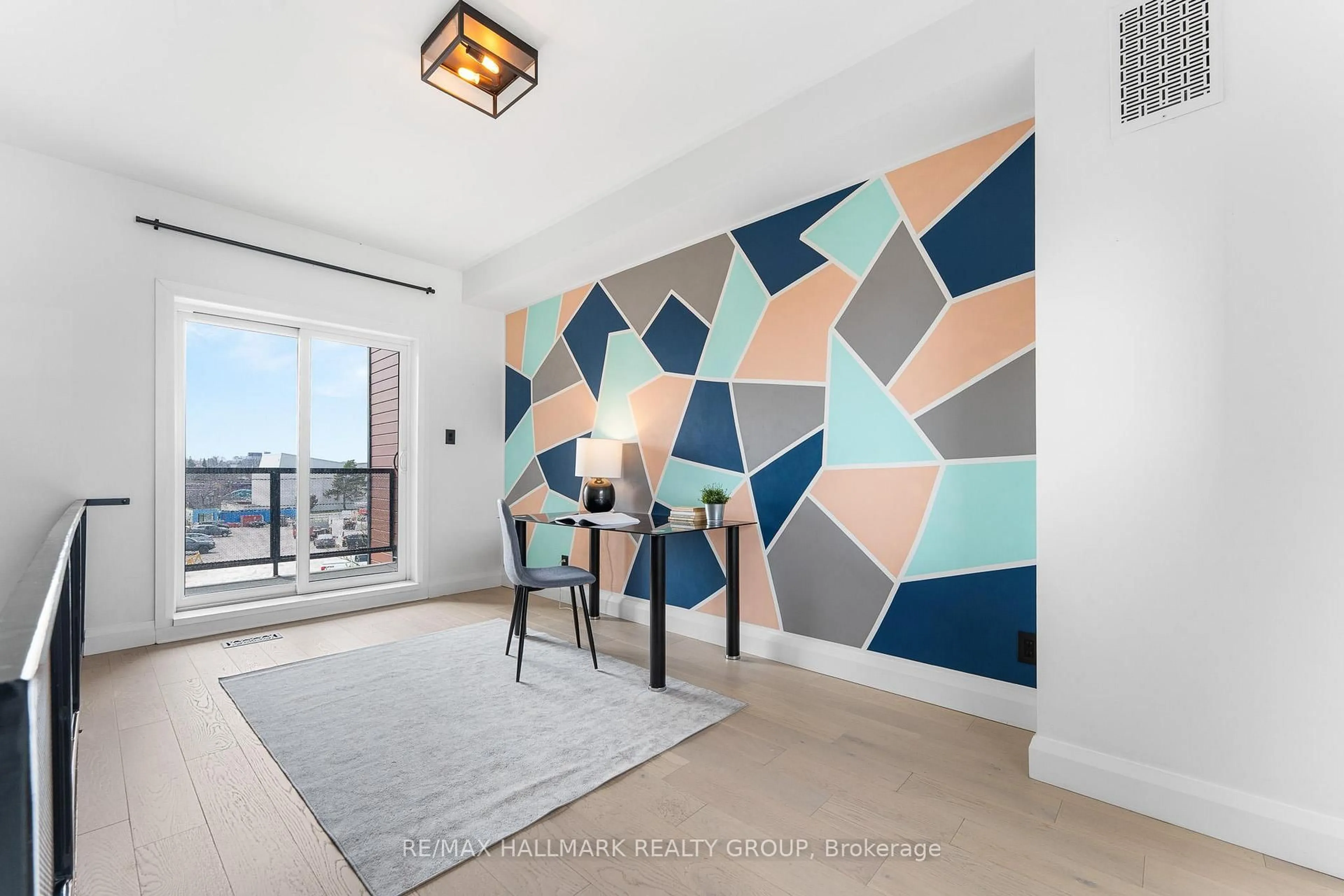 Indoor entryway for 469 Booth St, Ottawa Ontario K1R 7L1