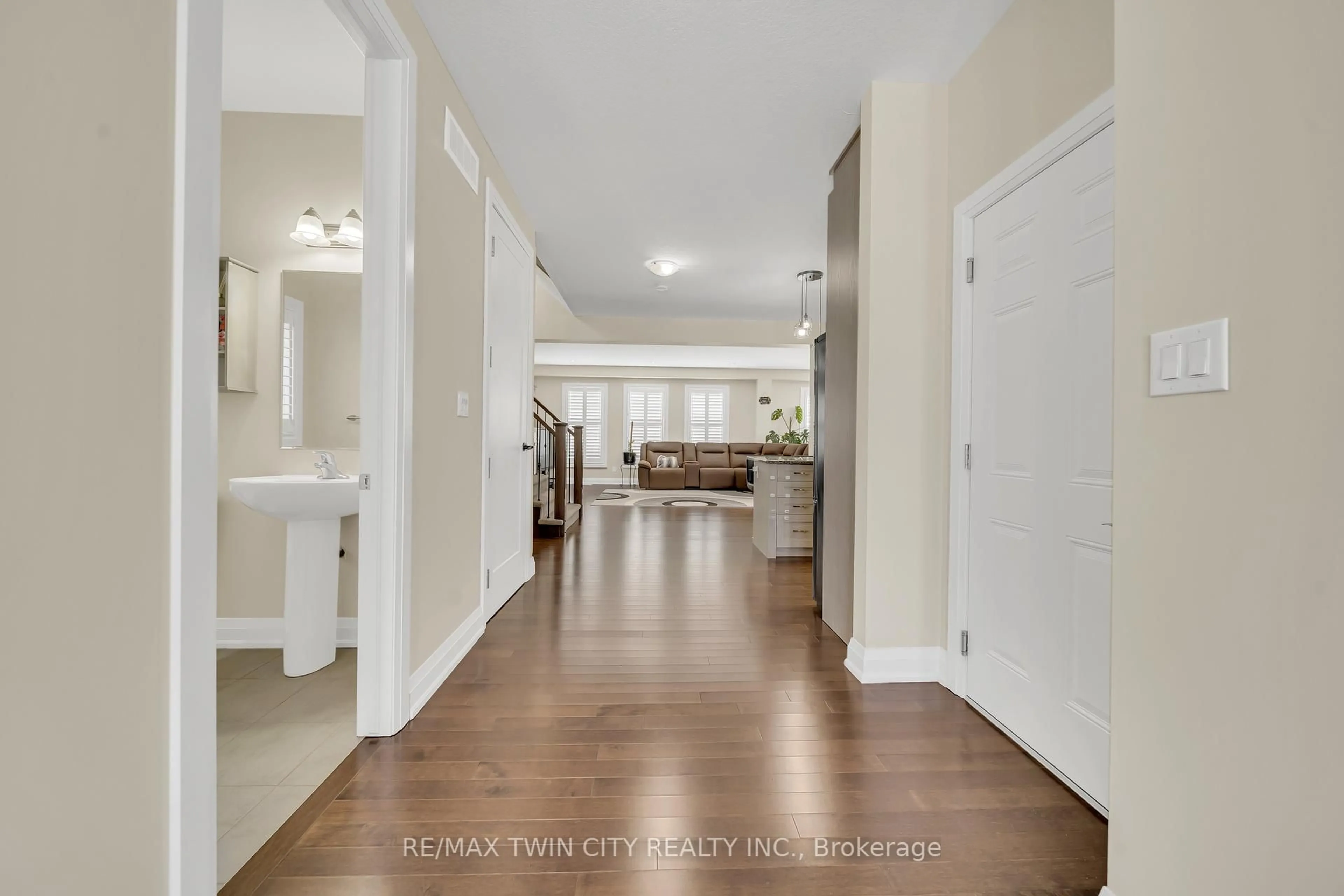 Indoor entryway for 285 Sedgewood St, Kitchener Ontario N2P 0G6