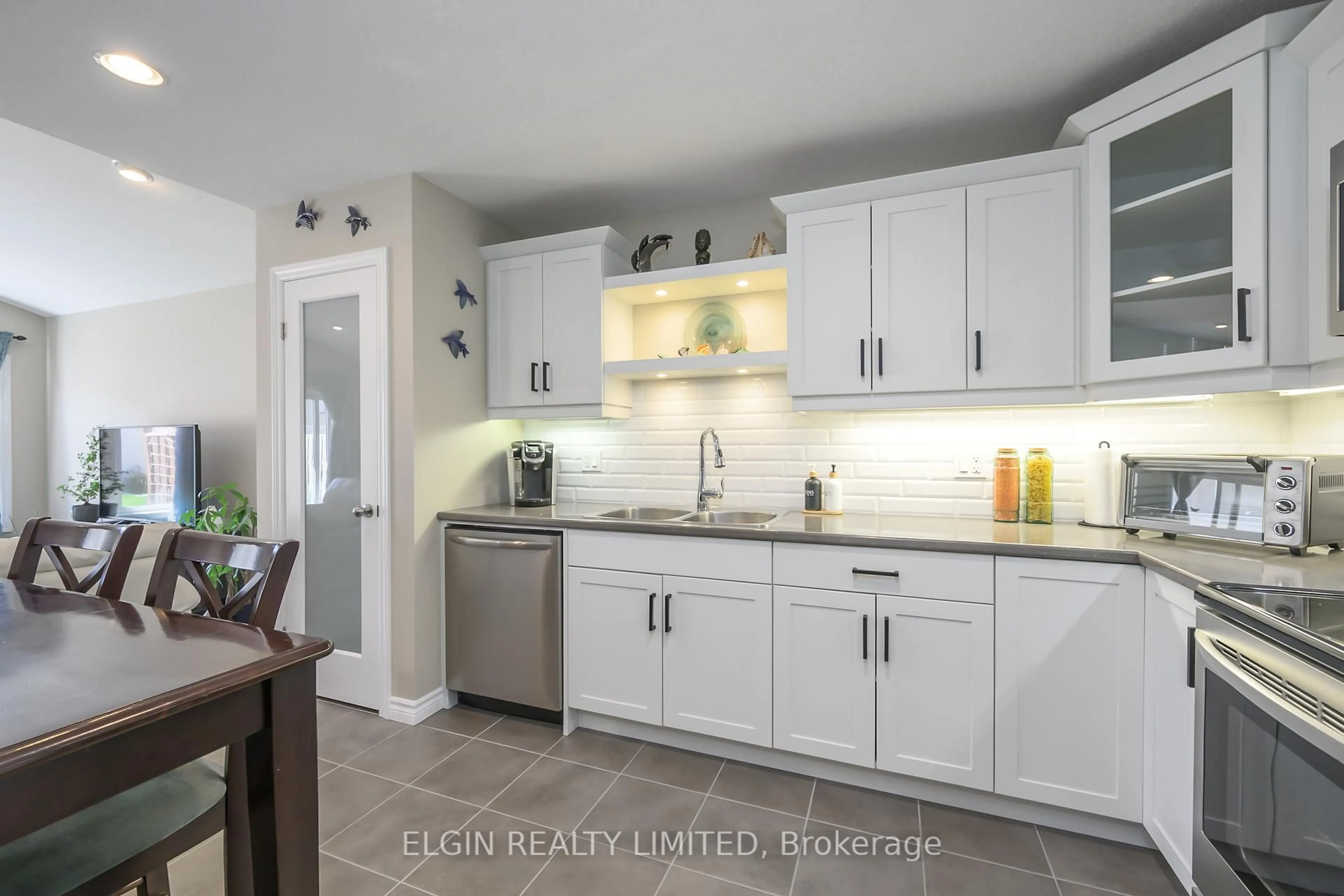 Open concept kitchen, ceramic/tile floor for 155 Peach Tree Blvd, St. Thomas Ontario N5R 0G1