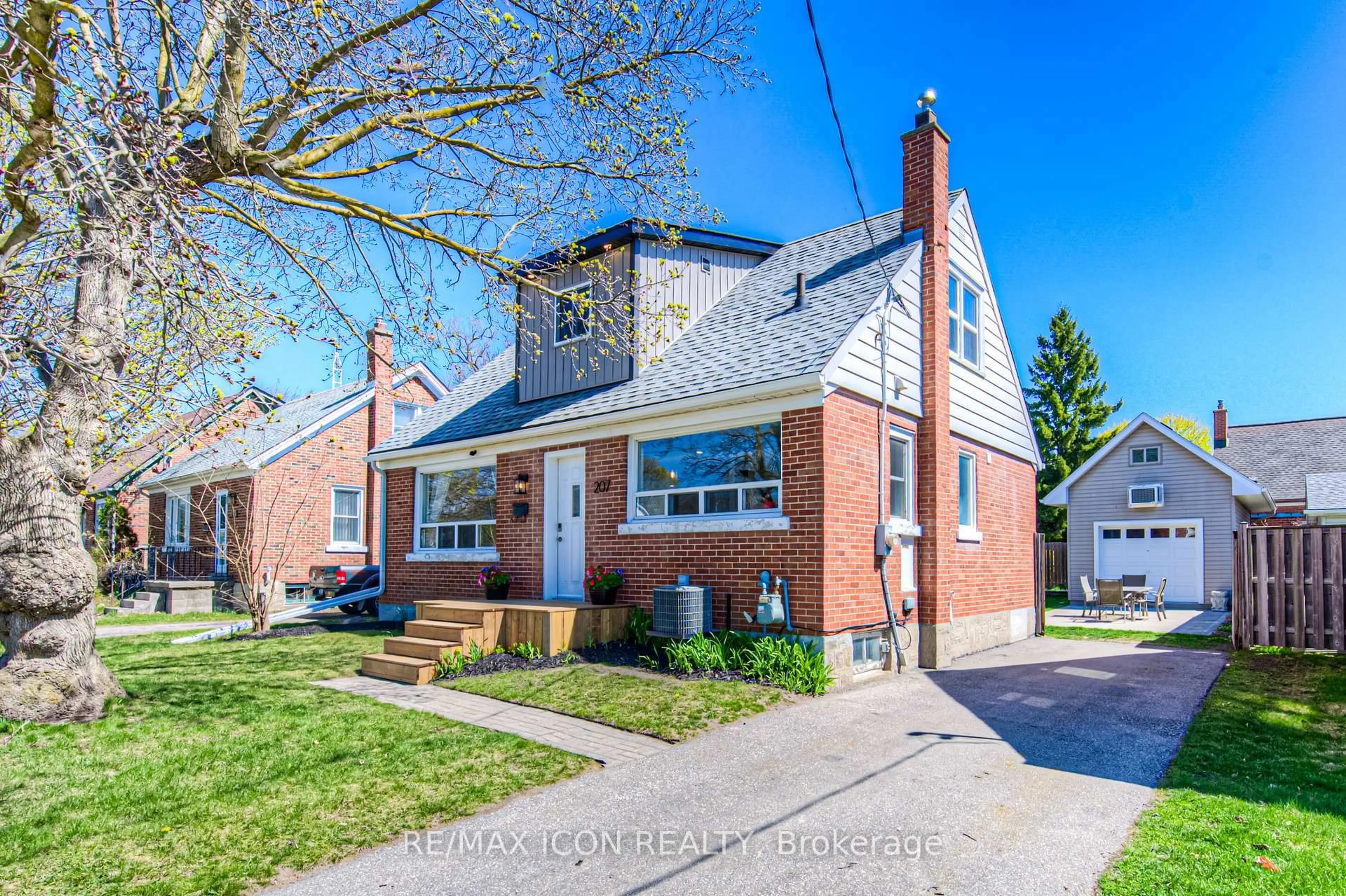 Home with brick exterior material, street for 207 Lorne Ave, Kitchener Ontario N2M 3Y6