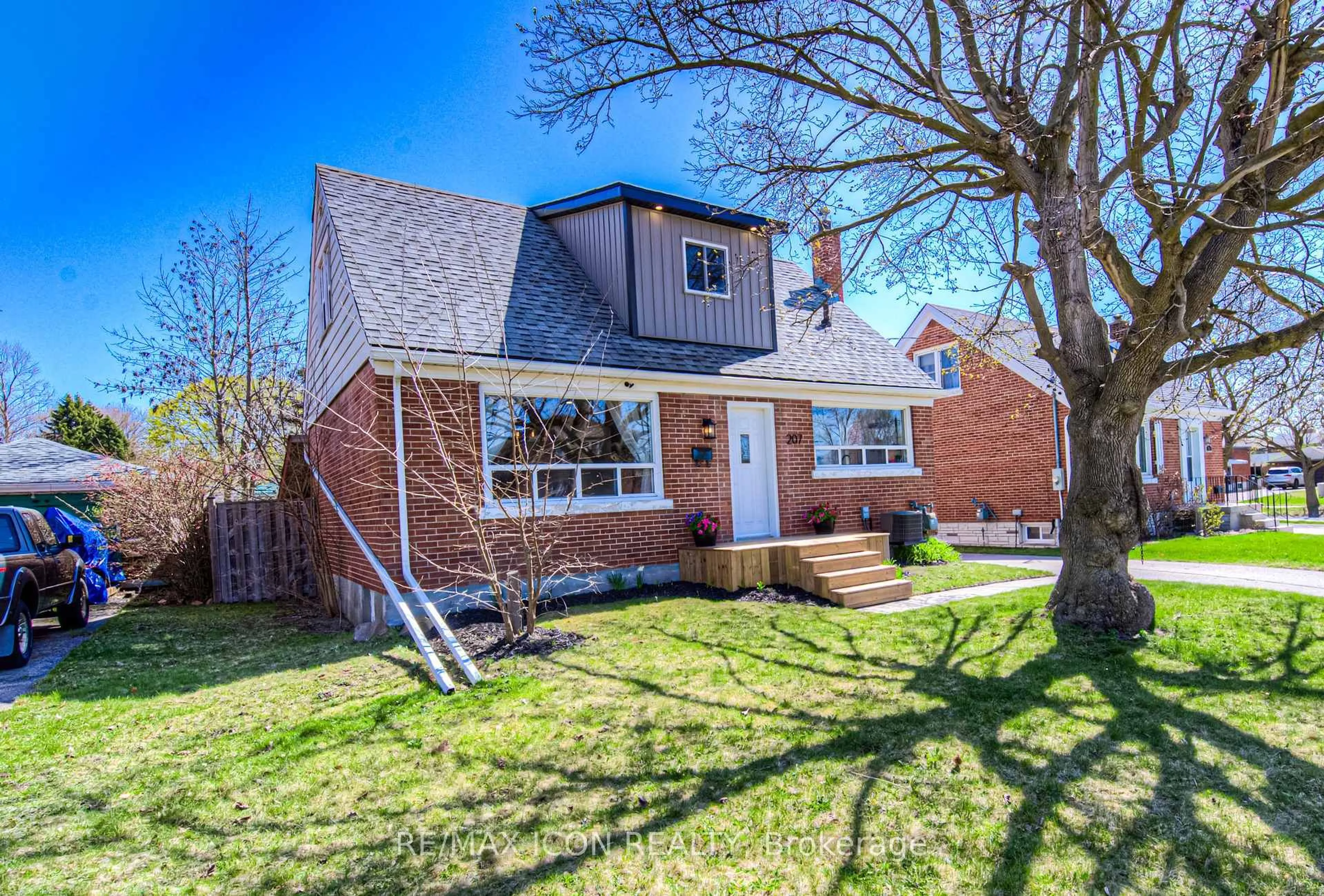 Home with brick exterior material, street for 207 Lorne Ave, Kitchener Ontario N2M 3Y6