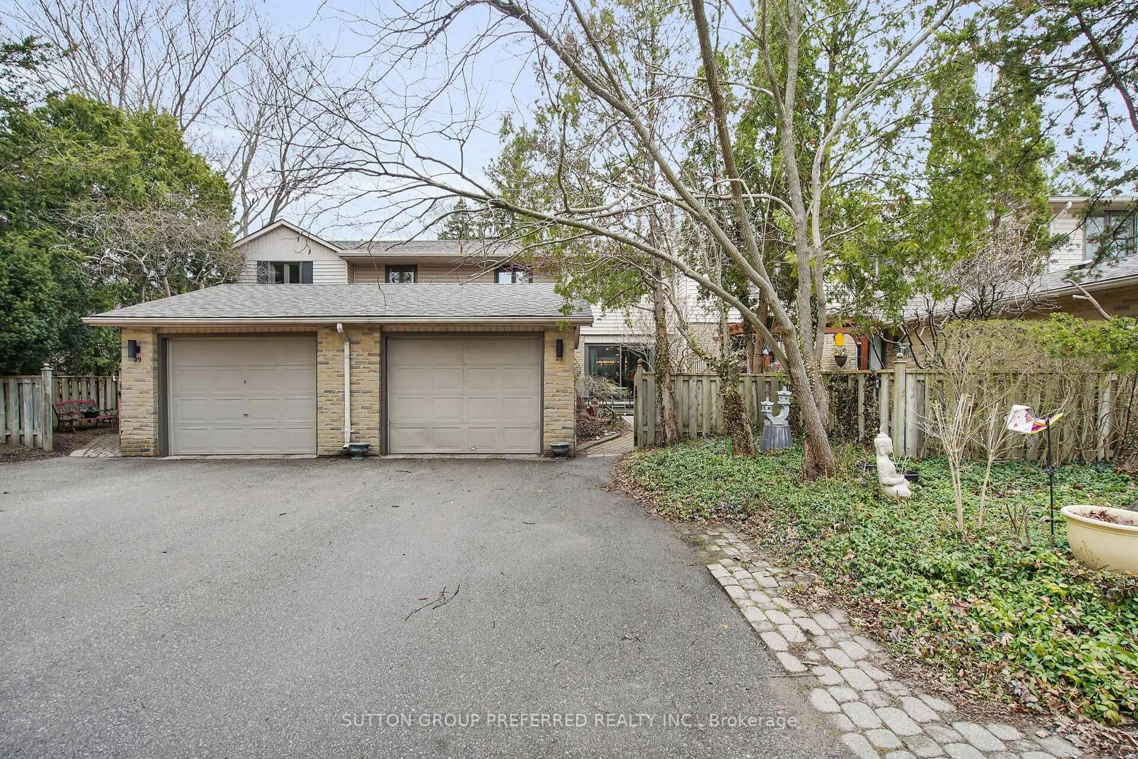 A pic from outside/outdoor area/front of a property/back of a property/a pic from drone, street for 27 Berkshire Crt, London South Ontario N6J 3N8