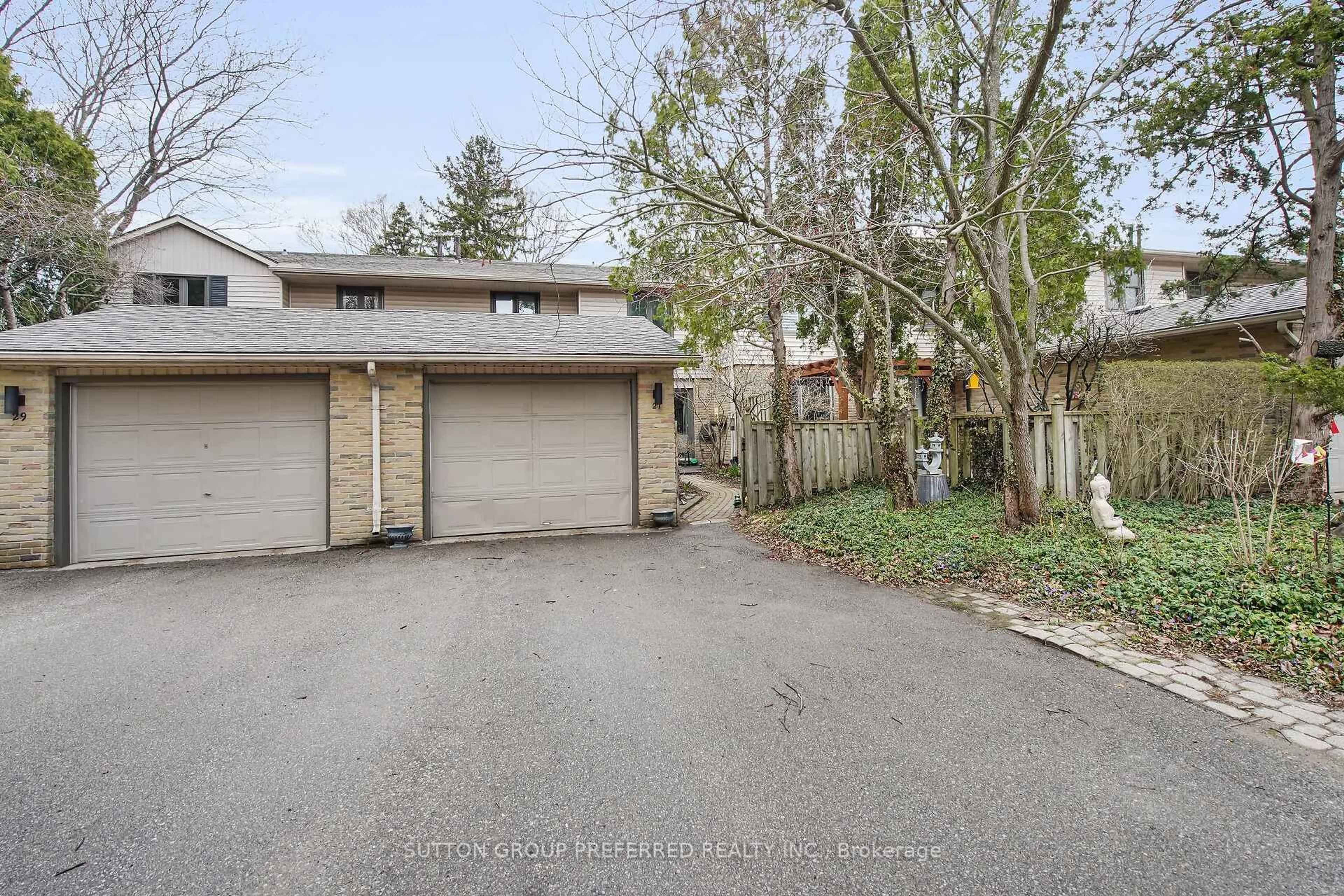 A pic from outside/outdoor area/front of a property/back of a property/a pic from drone, street for 27 Berkshire Crt, London South Ontario N6J 3N8