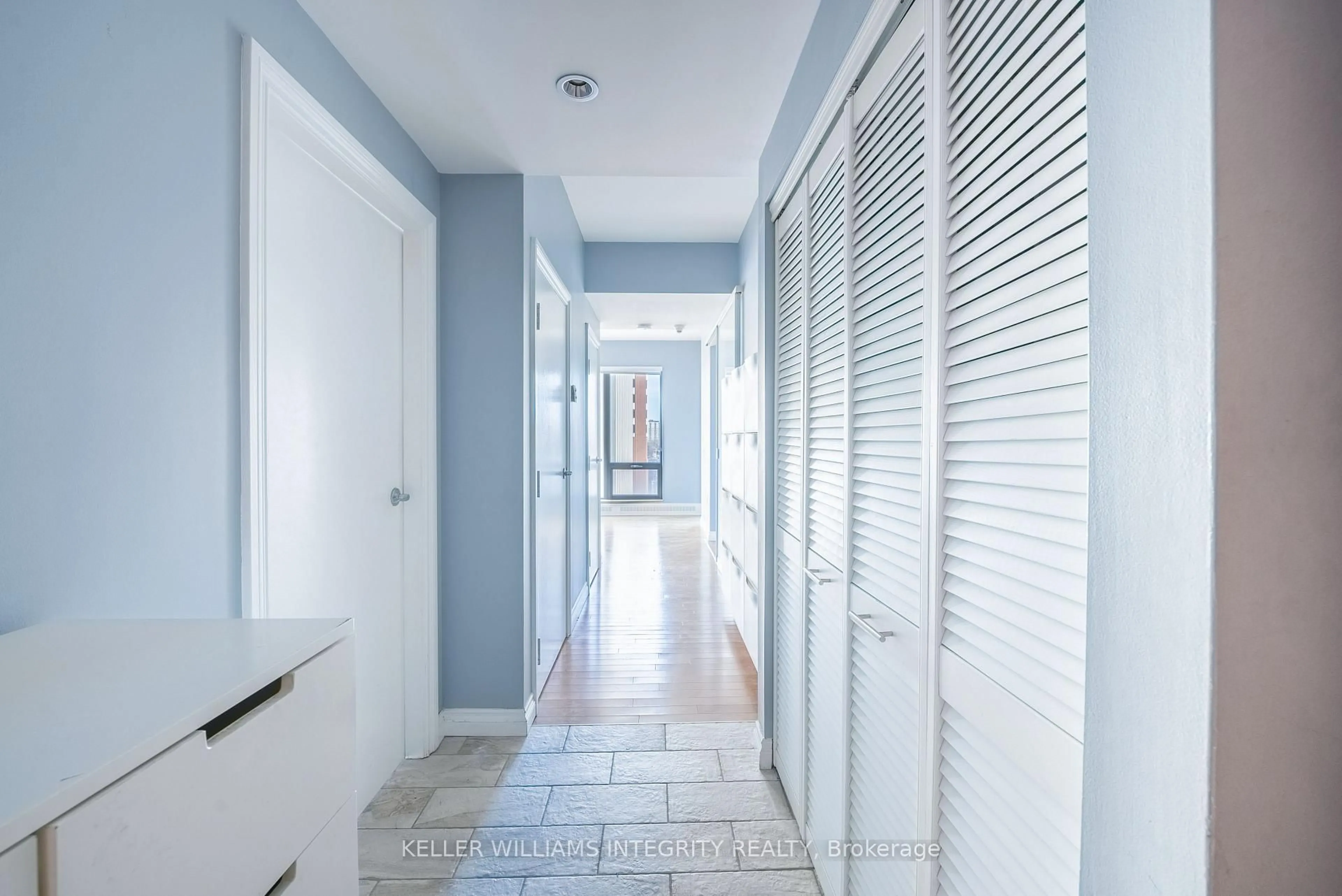 Indoor entryway for 90 George St #809, Ottawa Ontario K1N 0A8