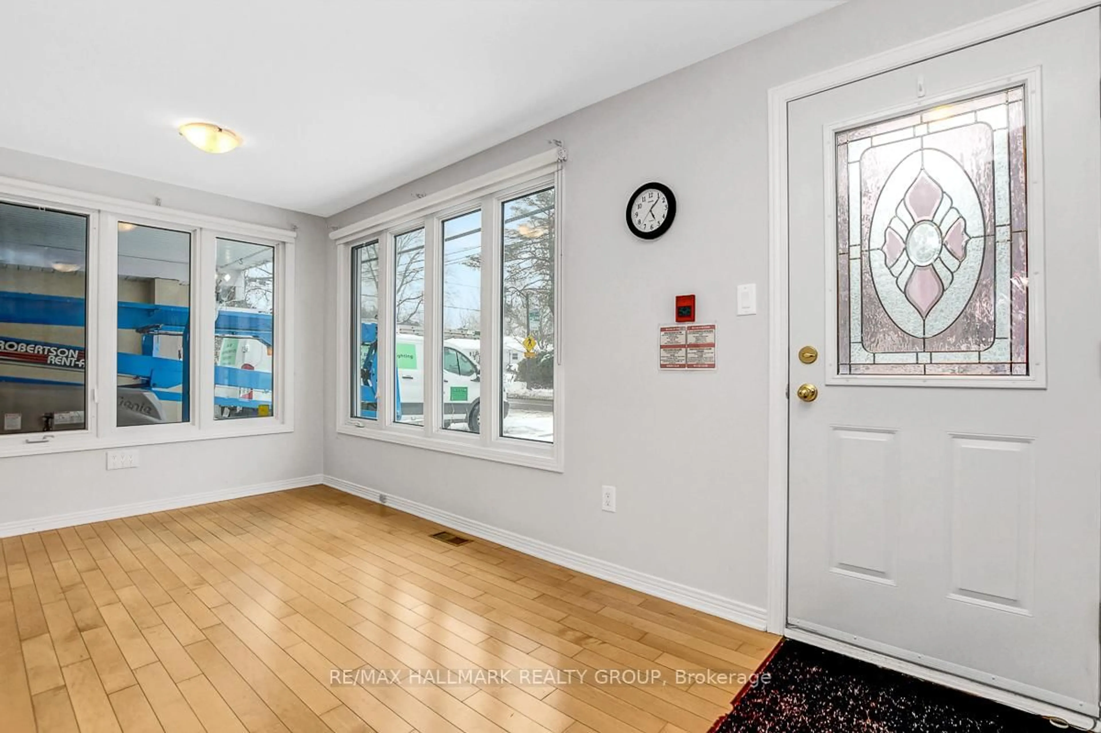 Indoor entryway for 2527 OLD MONTREAL Rd, Cumberland Ontario K4C 1A1