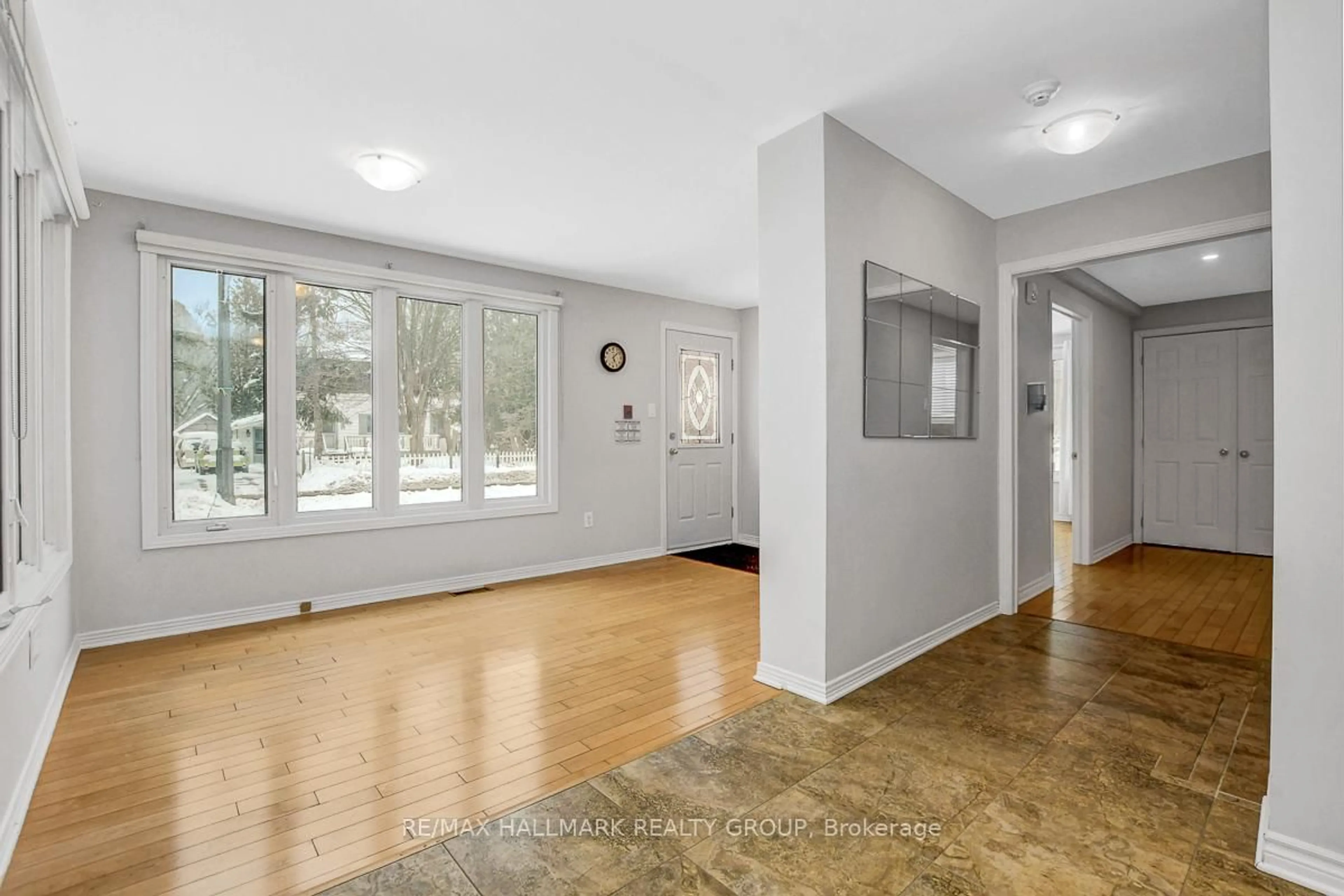Indoor entryway for 2527 OLD MONTREAL Rd, Cumberland Ontario K4C 1A1