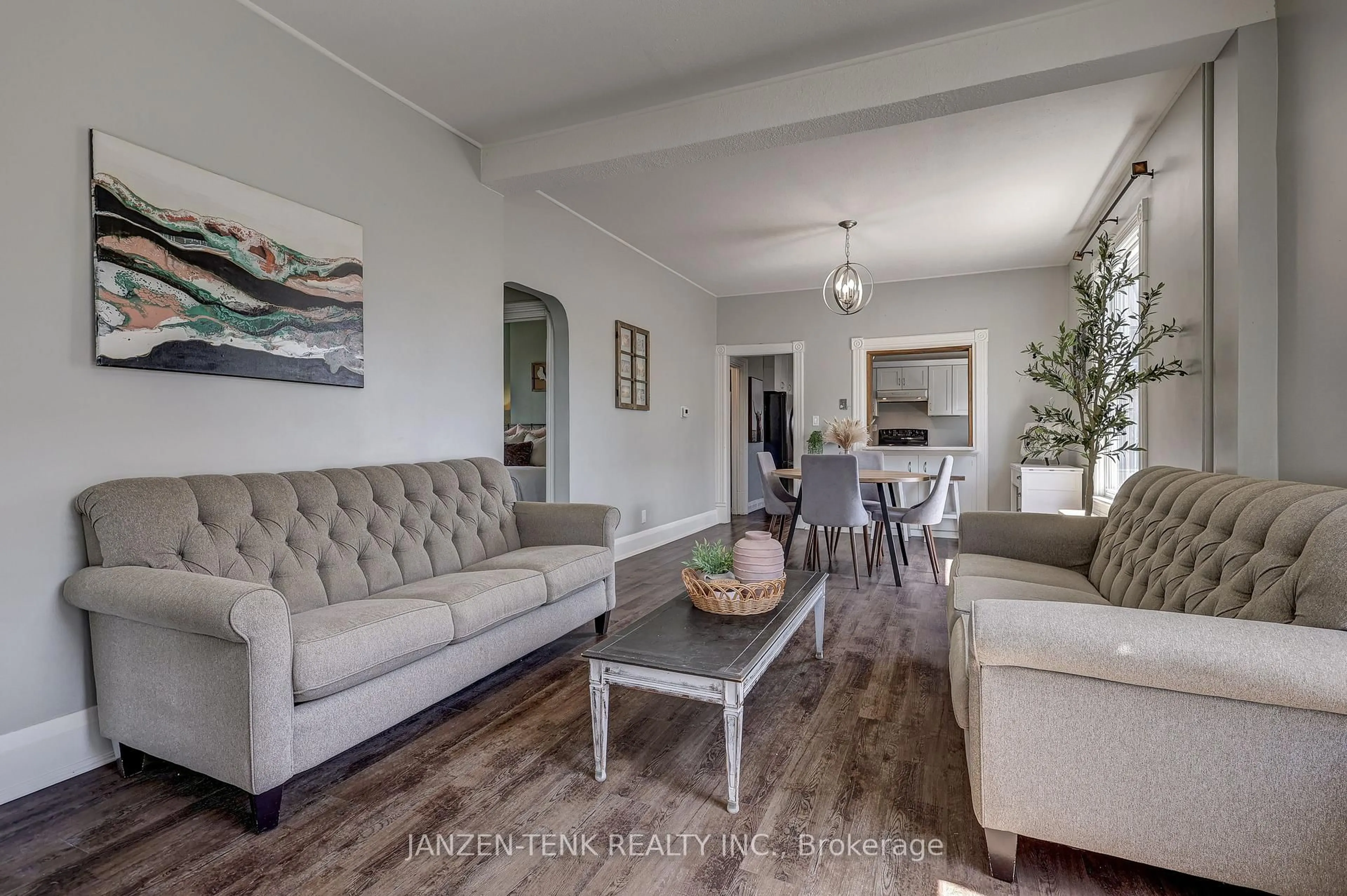 Living room with furniture, unknown for 17 Oak St, Aylmer Ontario N5H 1G3