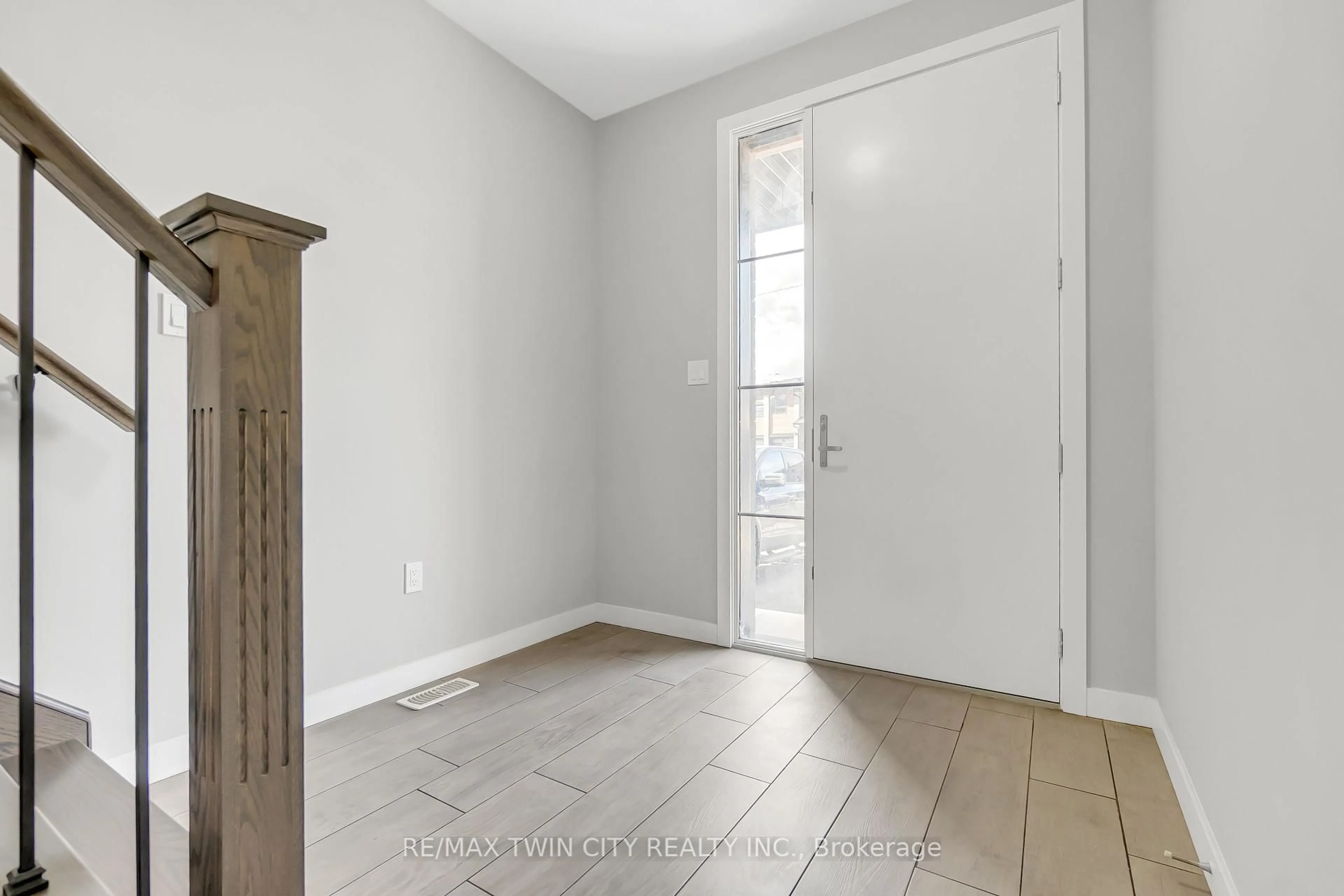 Indoor entryway for 940 Robert Ferrie Dr, Kitchener Ontario N2R 0P9