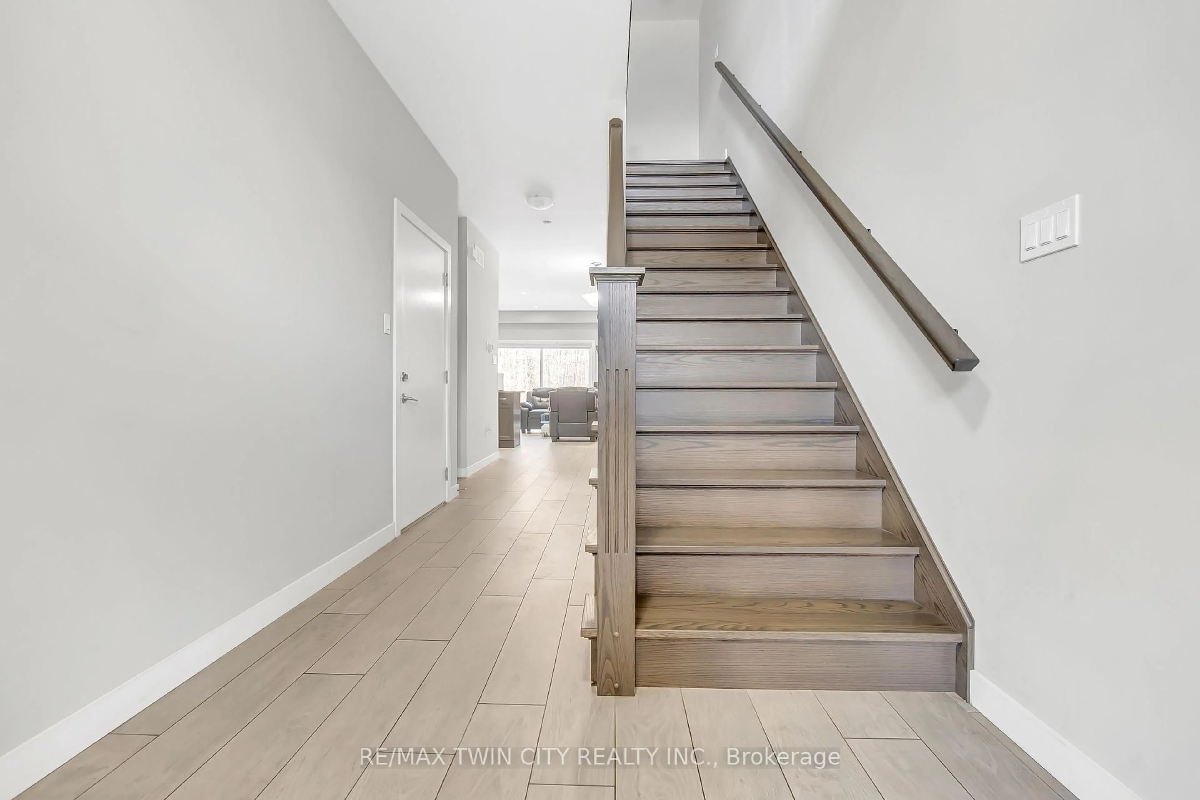 Stairs for 940 Robert Ferrie Dr, Kitchener Ontario N2R 0P9