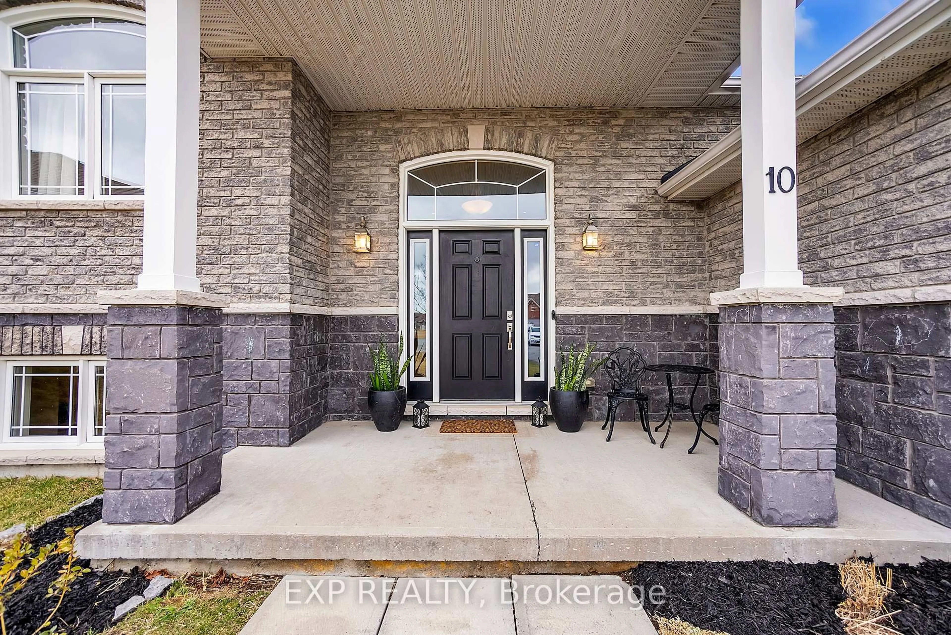 Indoor entryway for 10 Spencer Crt, Quinte West Ontario K8V 6X3