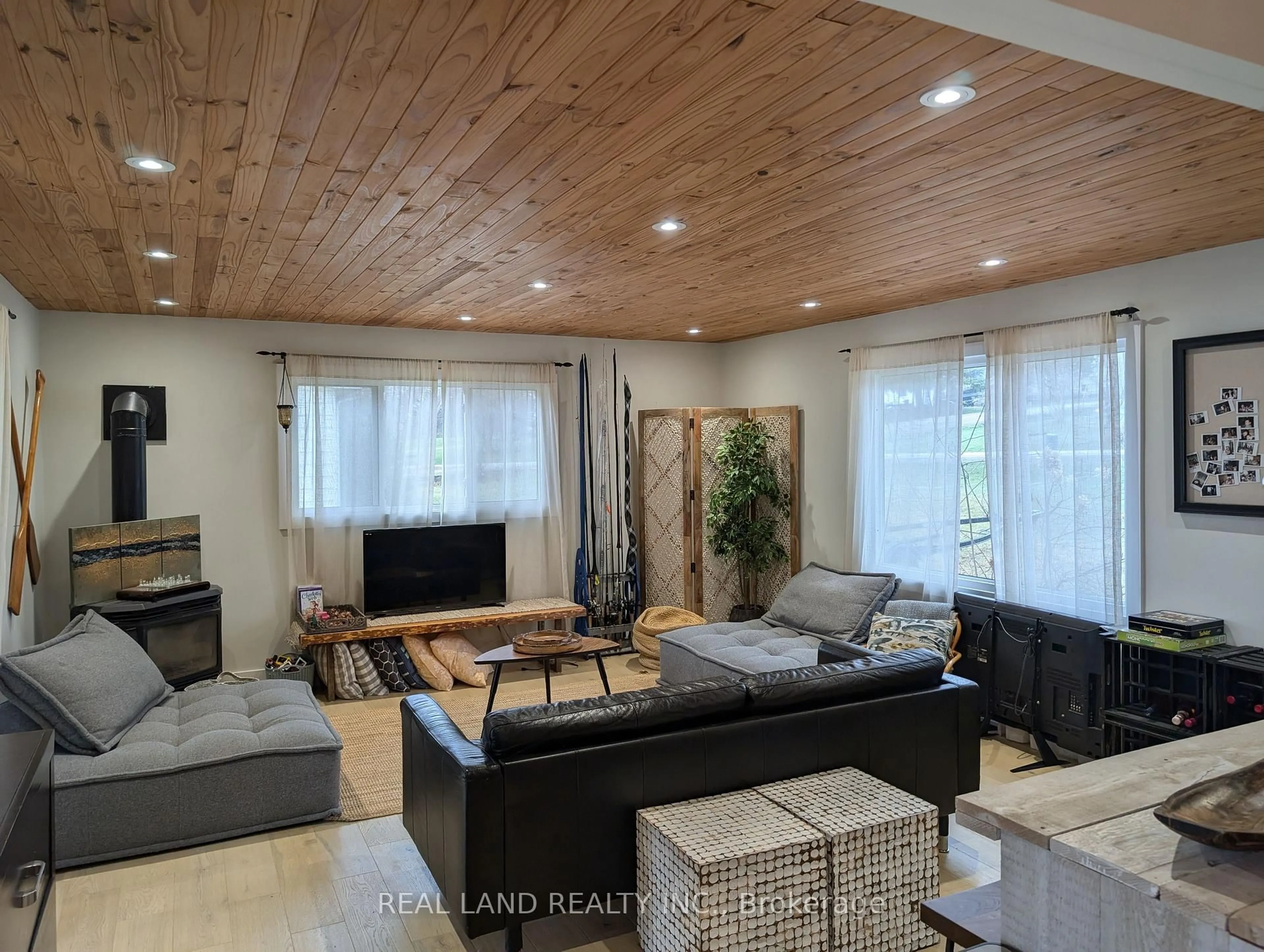 Living room with furniture, wood/laminate floor for 21 Marilyn Cres, Kawartha Lakes Ontario K0L 1T0