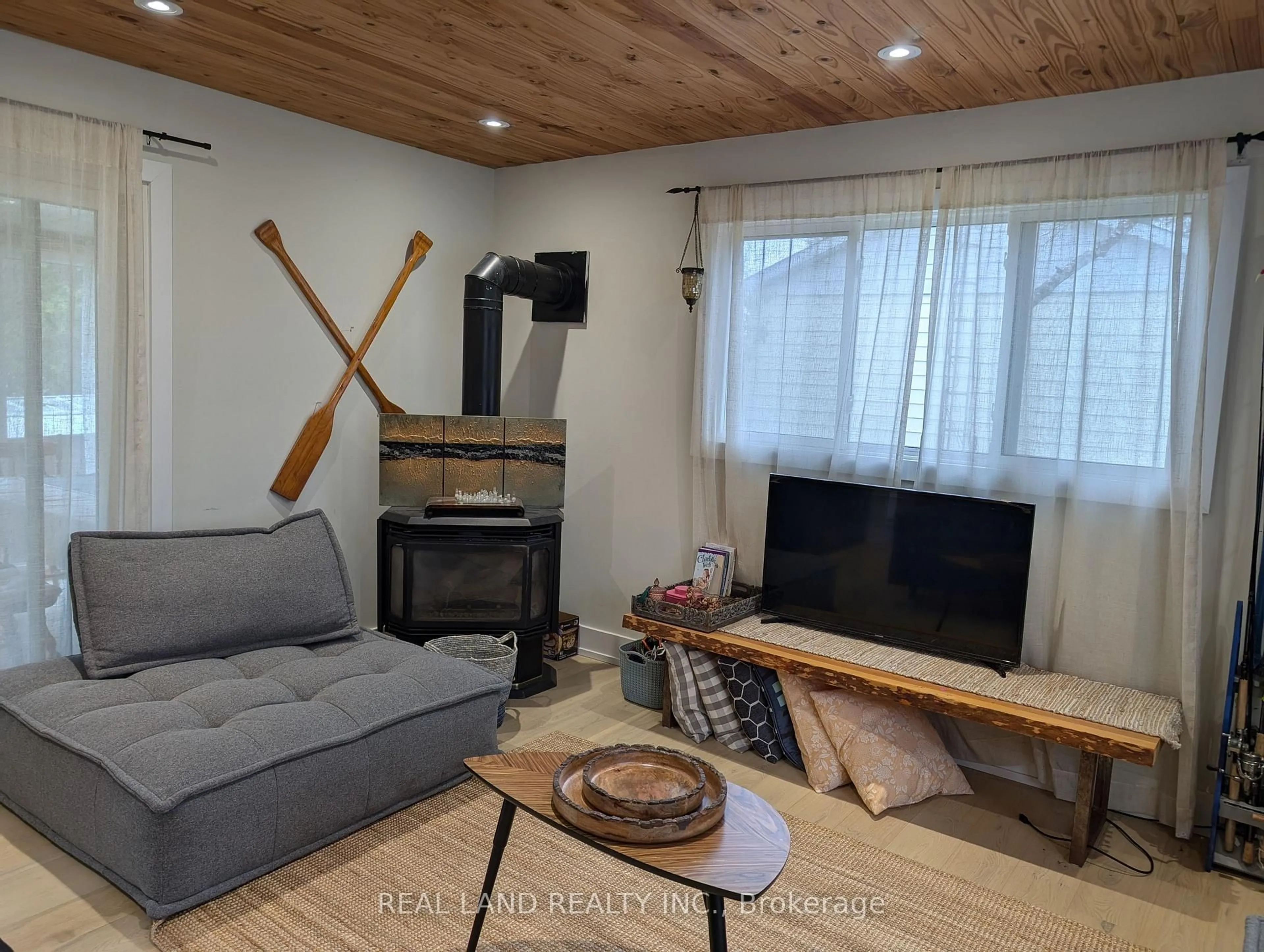 Living room with furniture, wood/laminate floor for 21 Marilyn Cres, Kawartha Lakes Ontario K0L 1T0