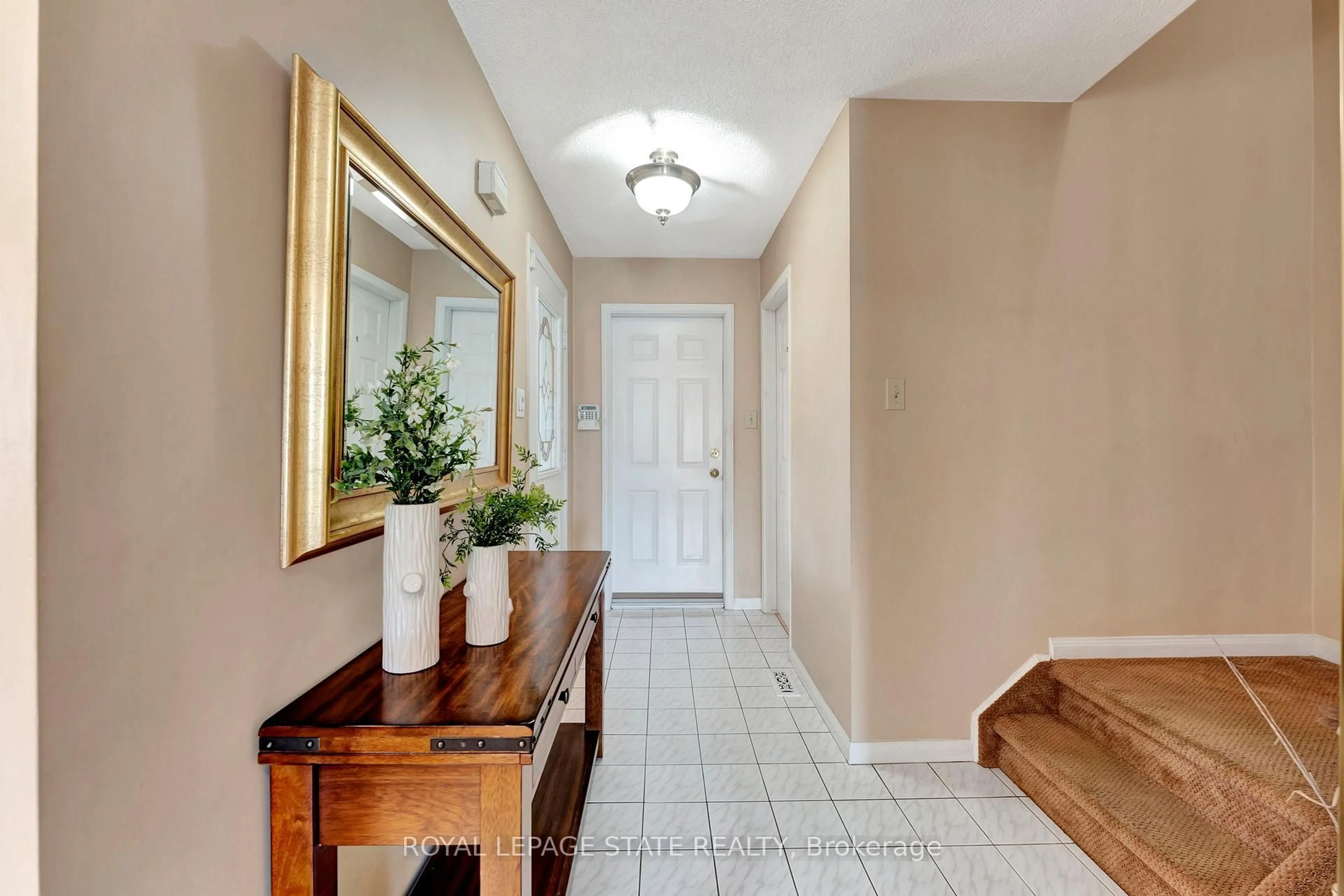 Indoor entryway for 50 Ossington Dr, Hamilton Ontario L8W 3S4