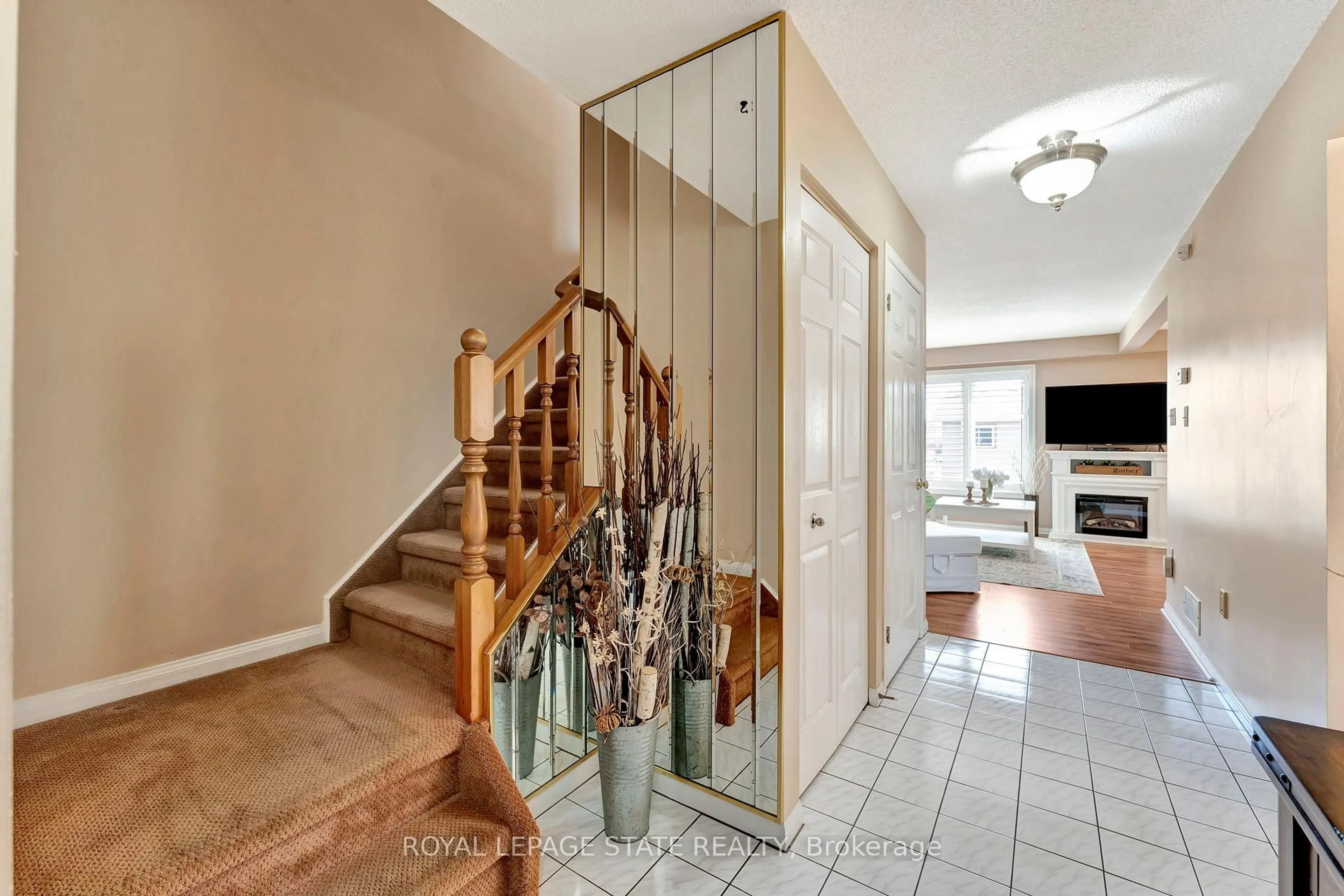 Indoor entryway for 50 Ossington Dr, Hamilton Ontario L8W 3S4
