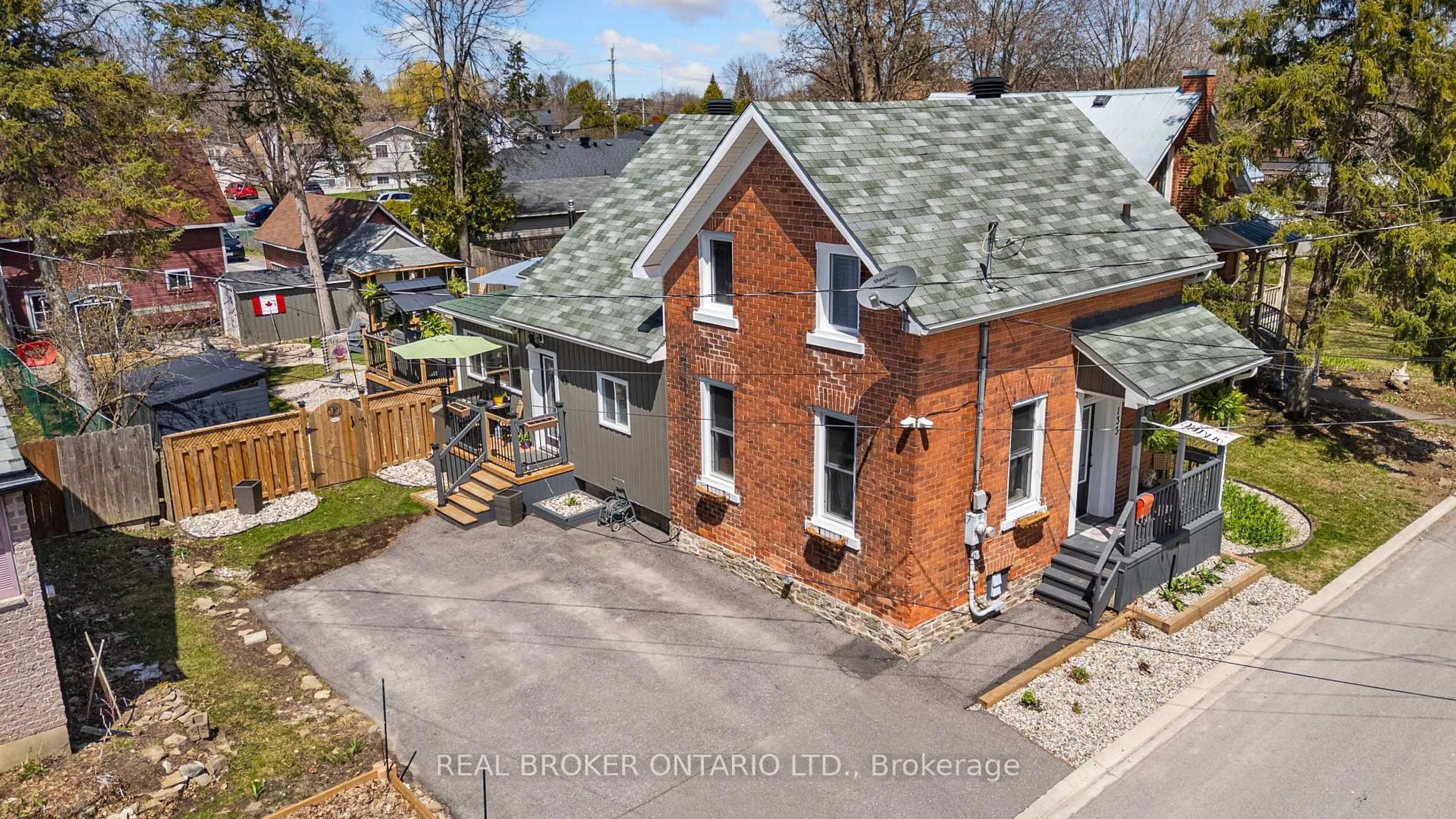 A pic from outside/outdoor area/front of a property/back of a property/a pic from drone, street for 133 Nelson St, Carleton Place Ontario K7C 1A3
