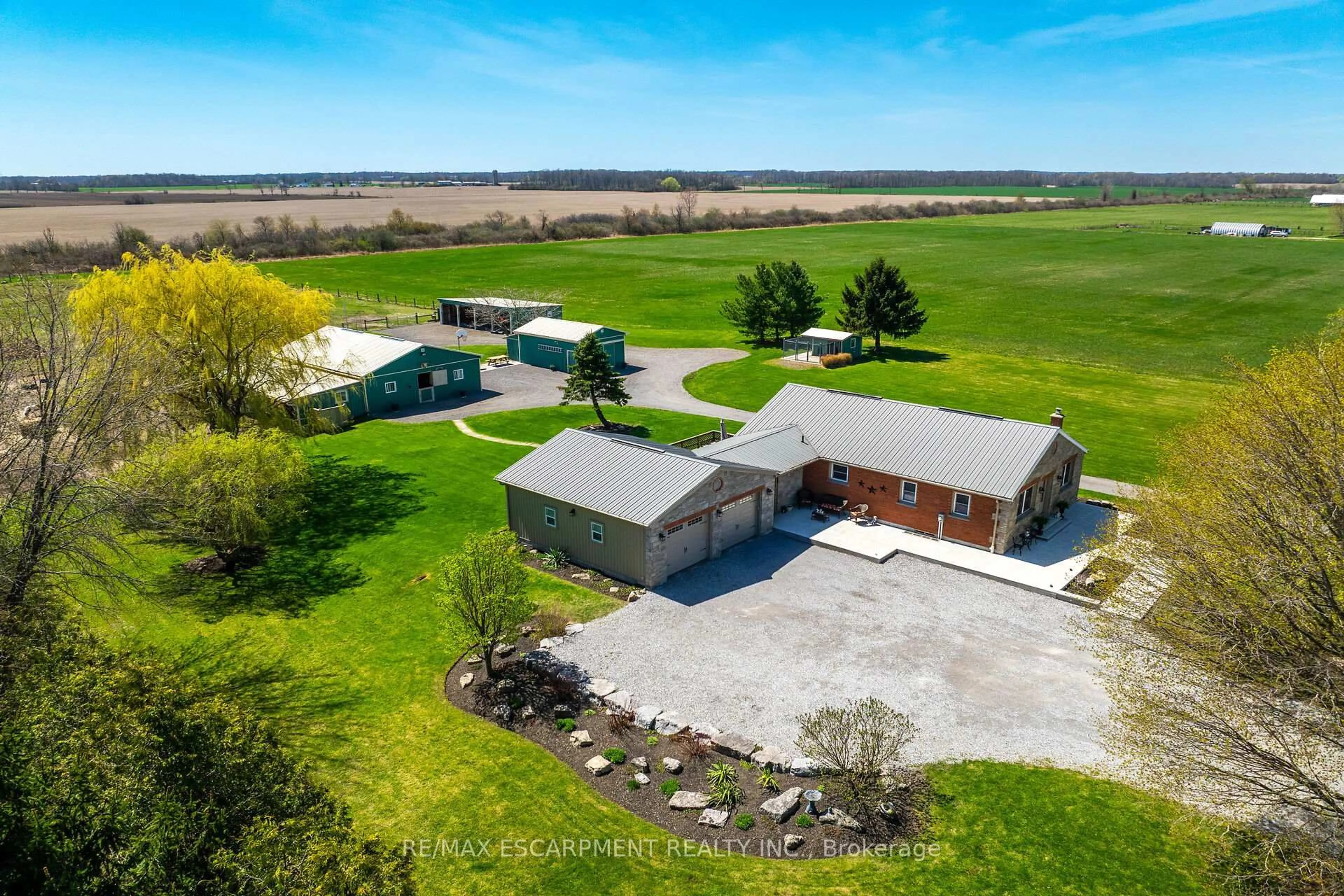 A pic from outside/outdoor area/front of a property/back of a property/a pic from drone, building for 1866 Thompson Rd, Norfolk Ontario N0A 1Y0