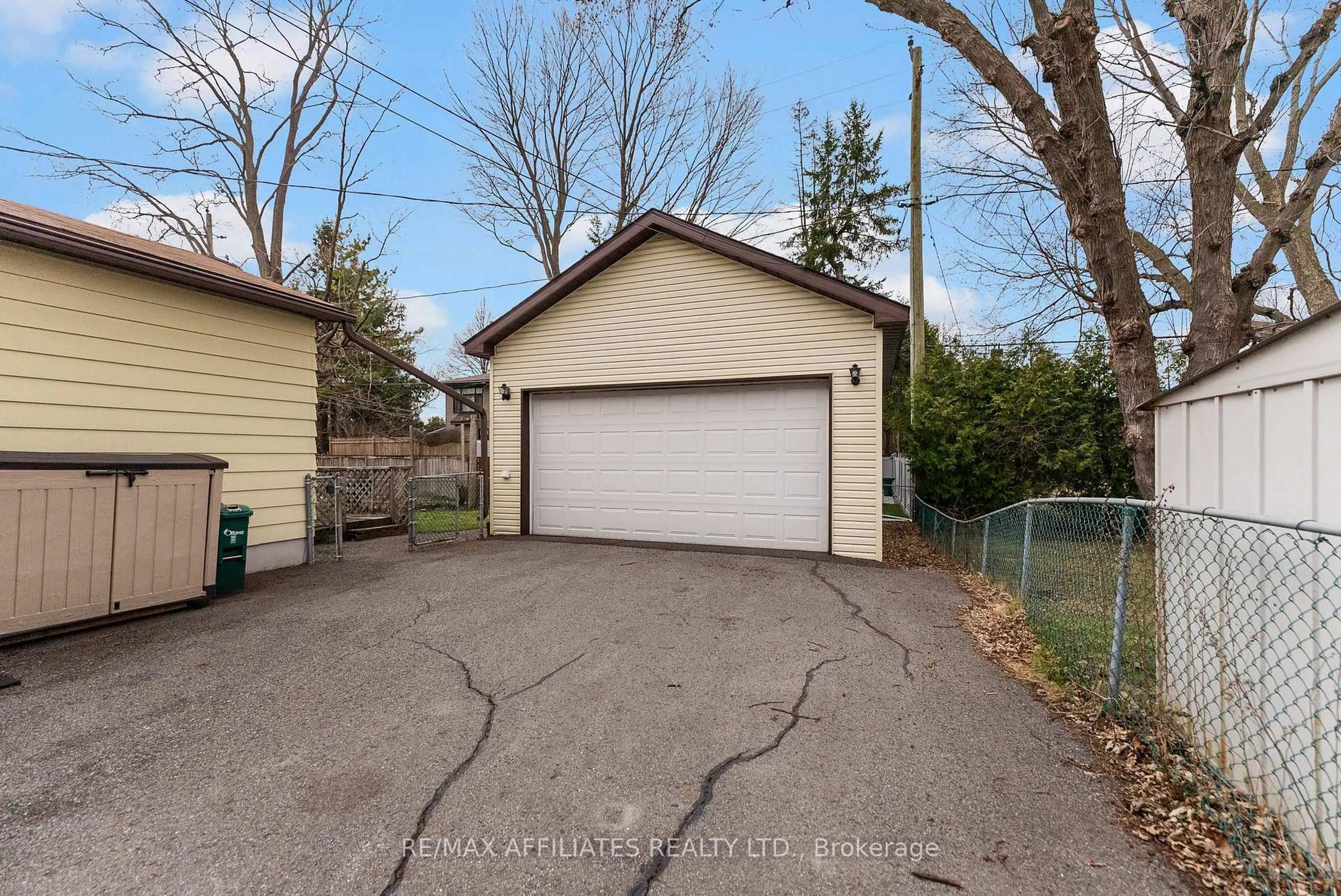 Indoor garage for 1206 Checkers Rd, Ottawa Ontario K2C 2S7