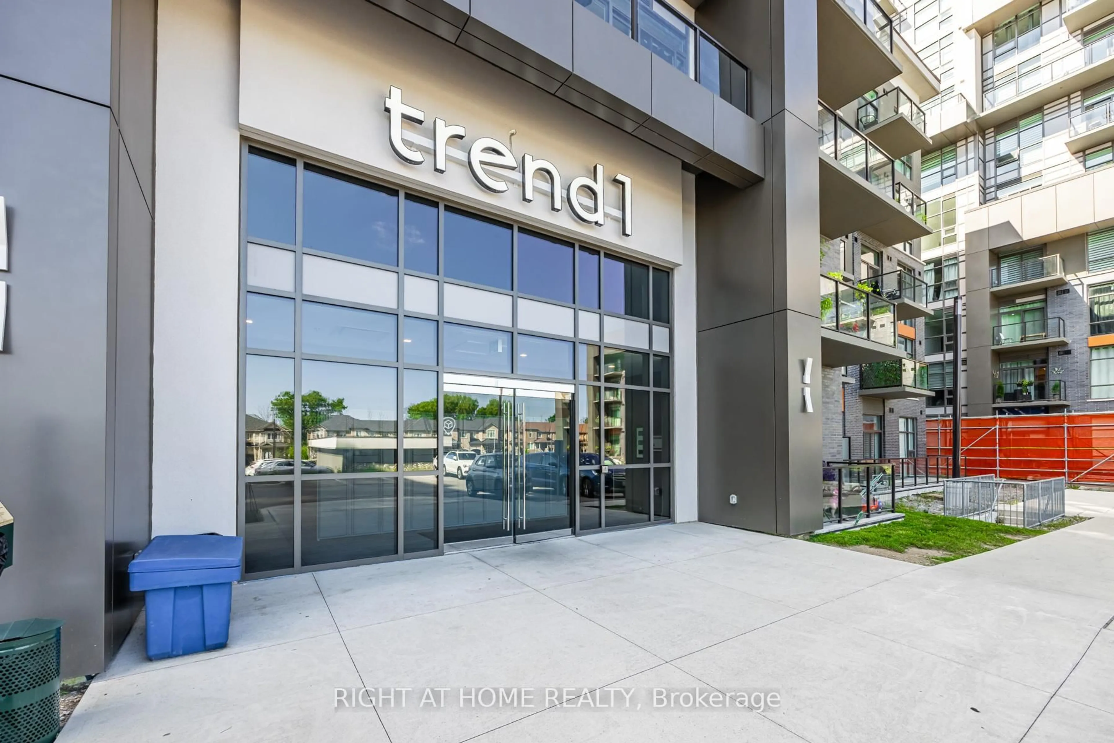 Indoor foyer for 450 Dundas St #105, Hamilton Ontario L8B 1Z2
