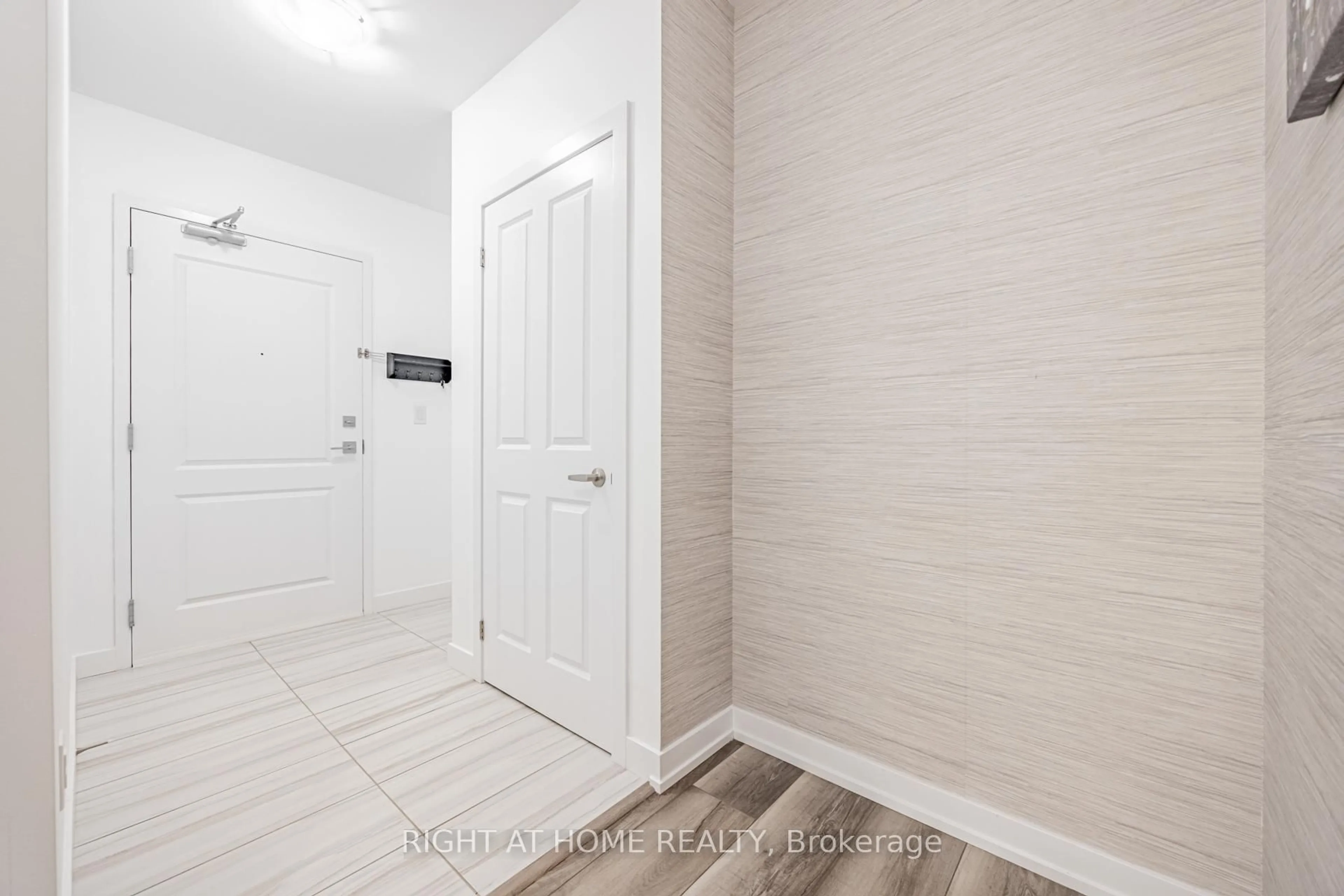 Indoor entryway for 450 Dundas St #105, Hamilton Ontario L8B 1Z2