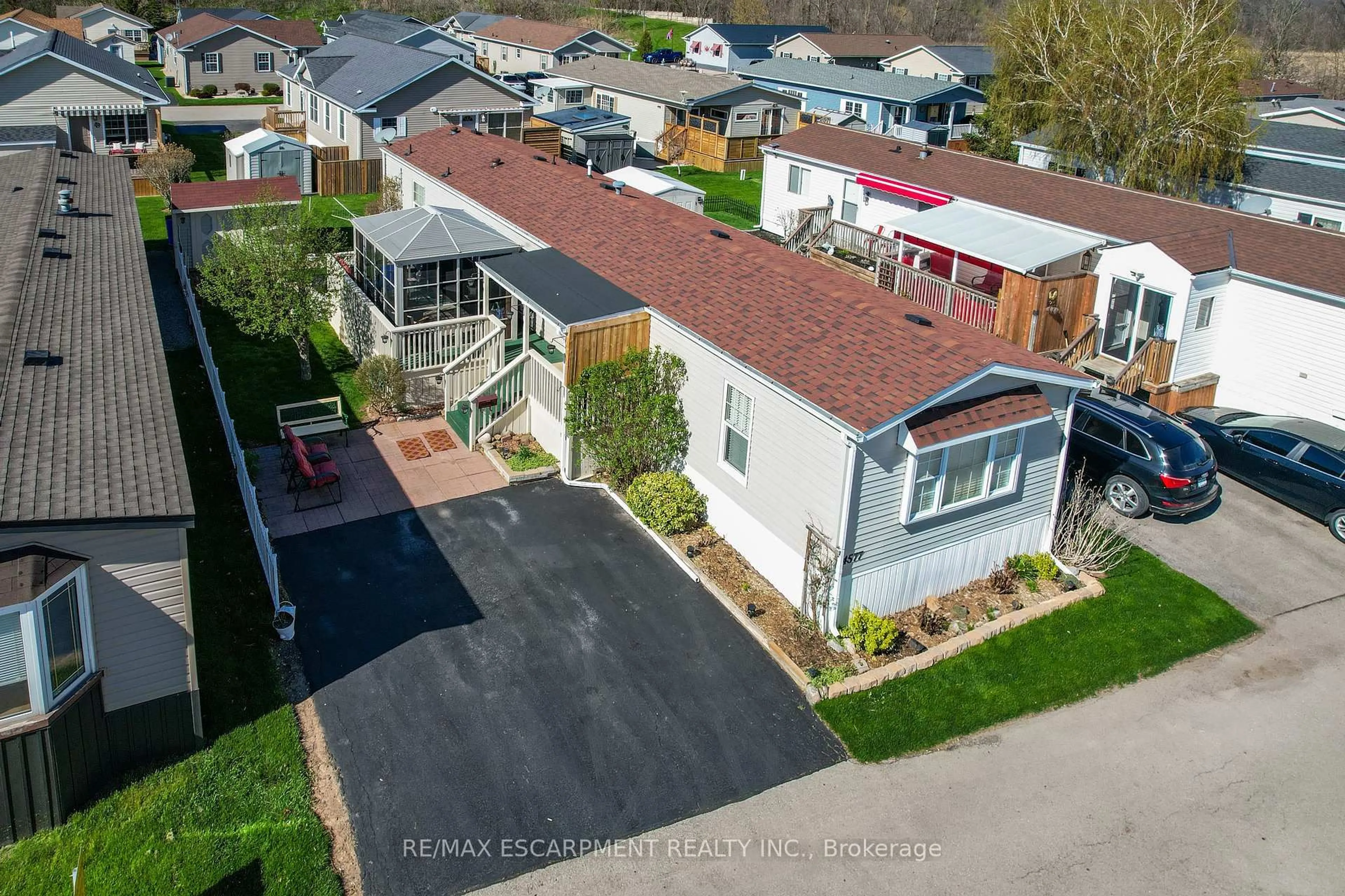 A pic from outside/outdoor area/front of a property/back of a property/a pic from drone, street for 4577 Rebecca Lane, Lincoln Ontario L3J 0W1
