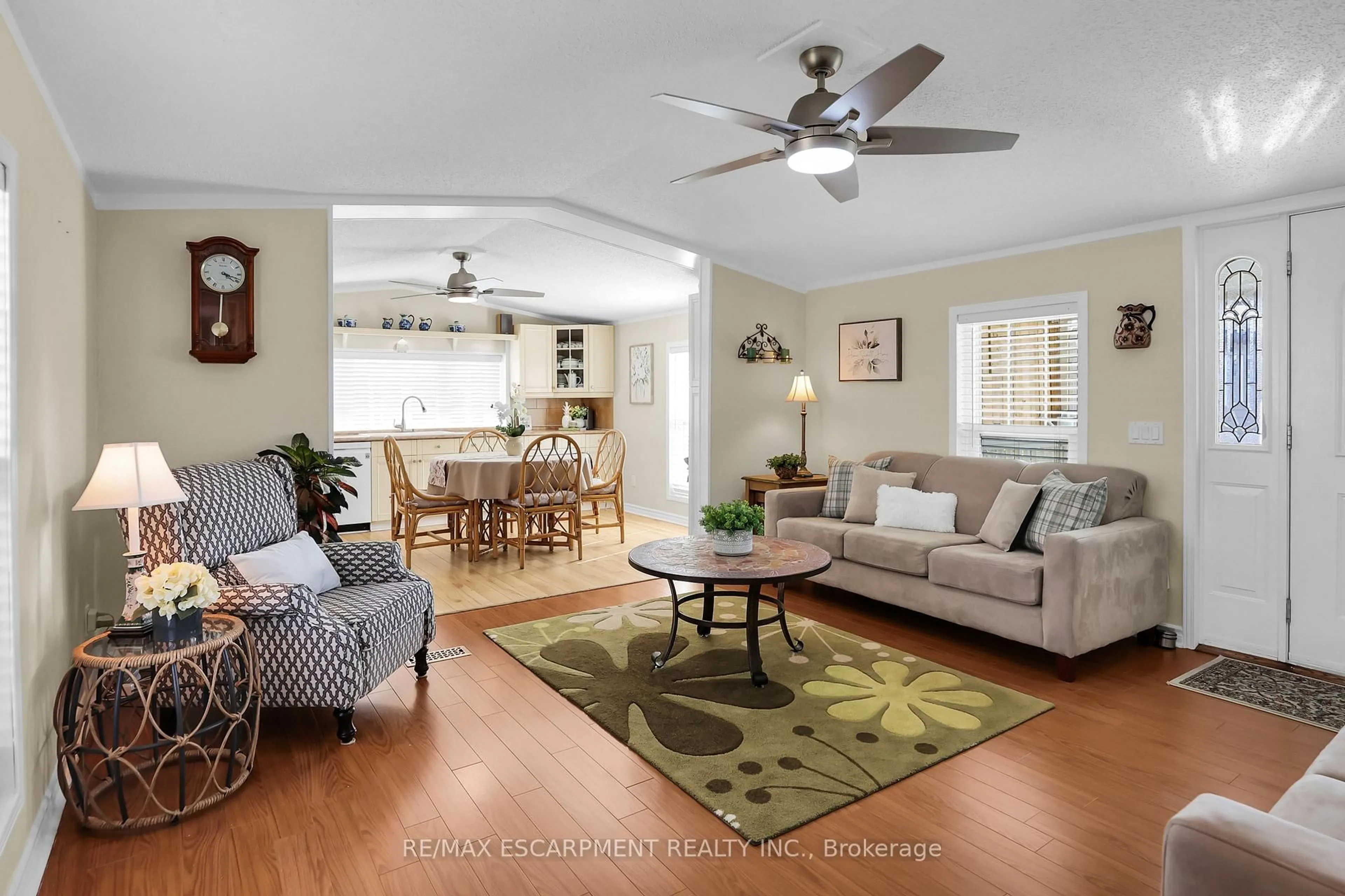 Living room with furniture, unknown for 4577 Rebecca Lane, Lincoln Ontario L3J 0W1