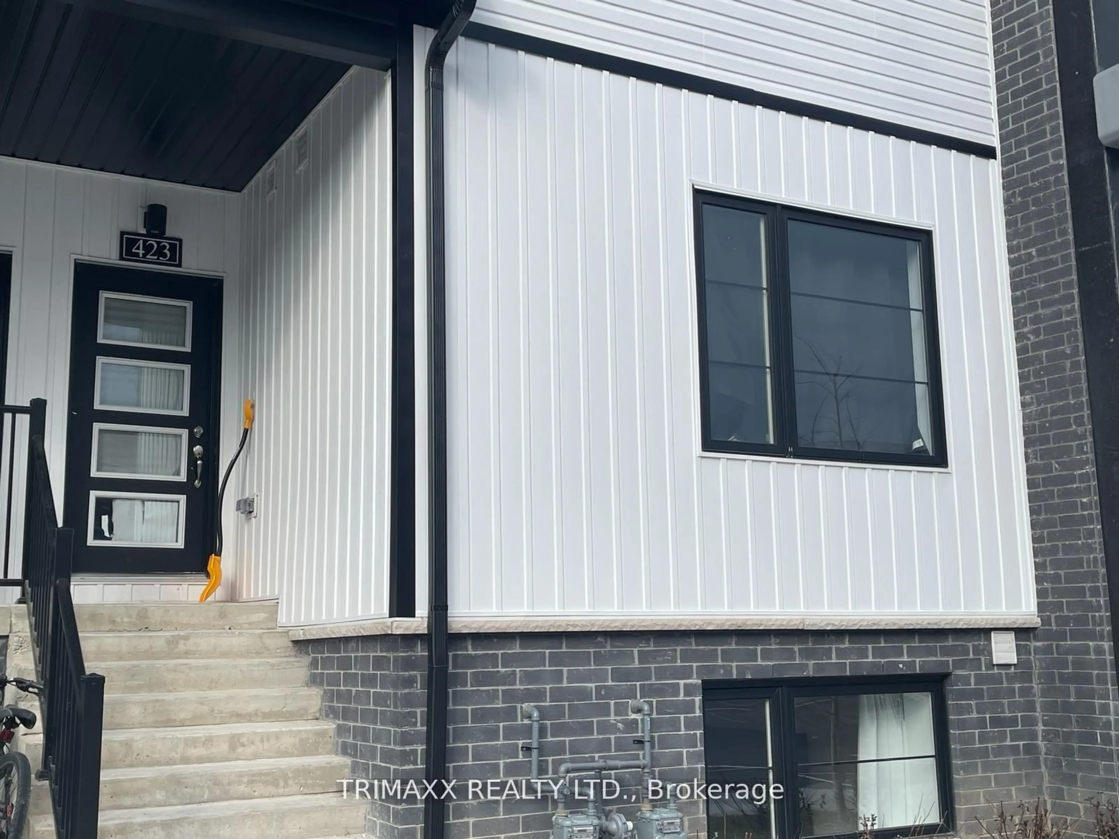 Home with vinyl exterior material, building for 4263 Fourth Ave #423, Niagara Falls Ontario L2E 0C2