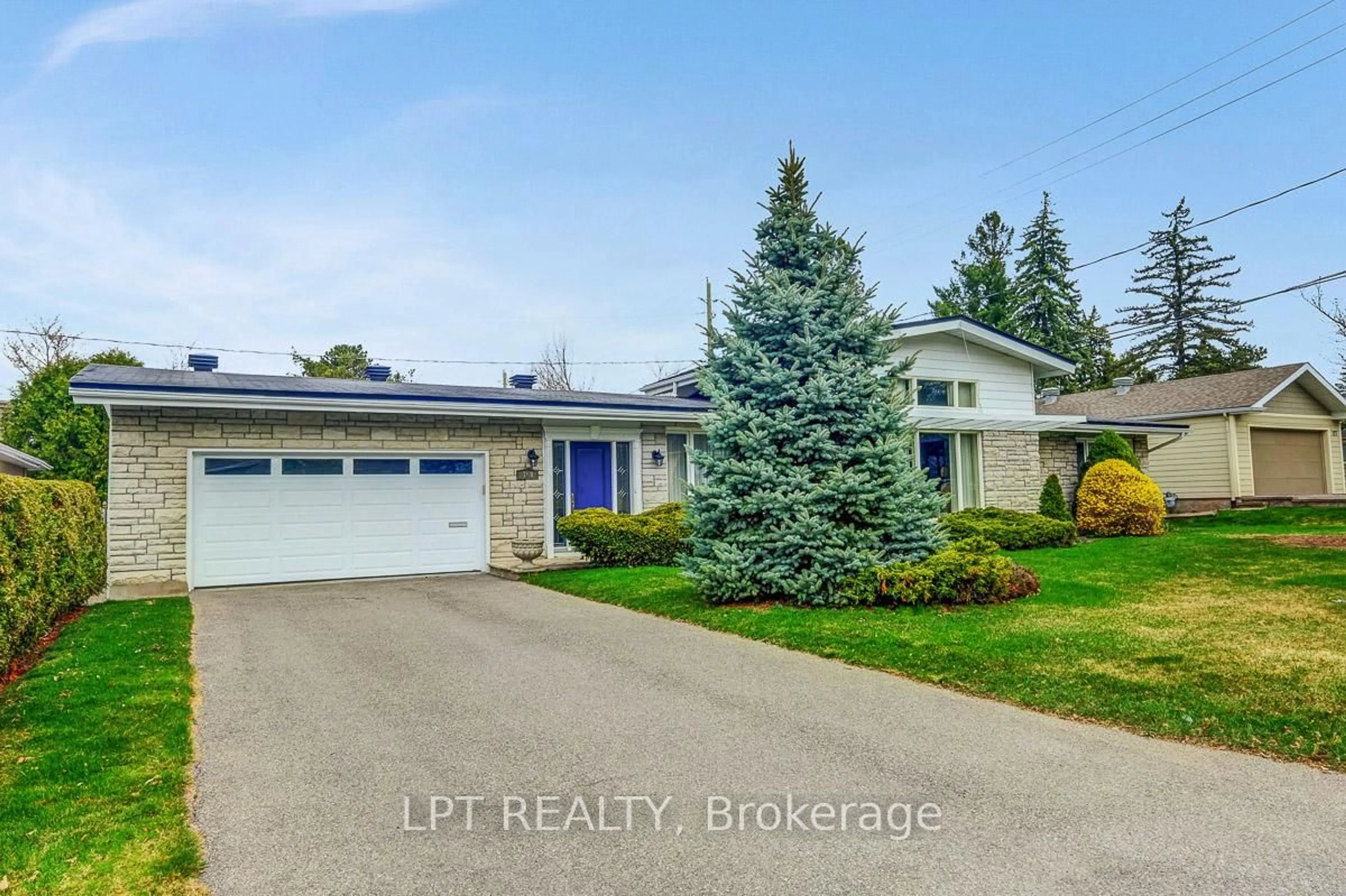 A pic from outside/outdoor area/front of a property/back of a property/a pic from drone, street for 169 Roger Rd, Ottawa Ontario K1H 5C7
