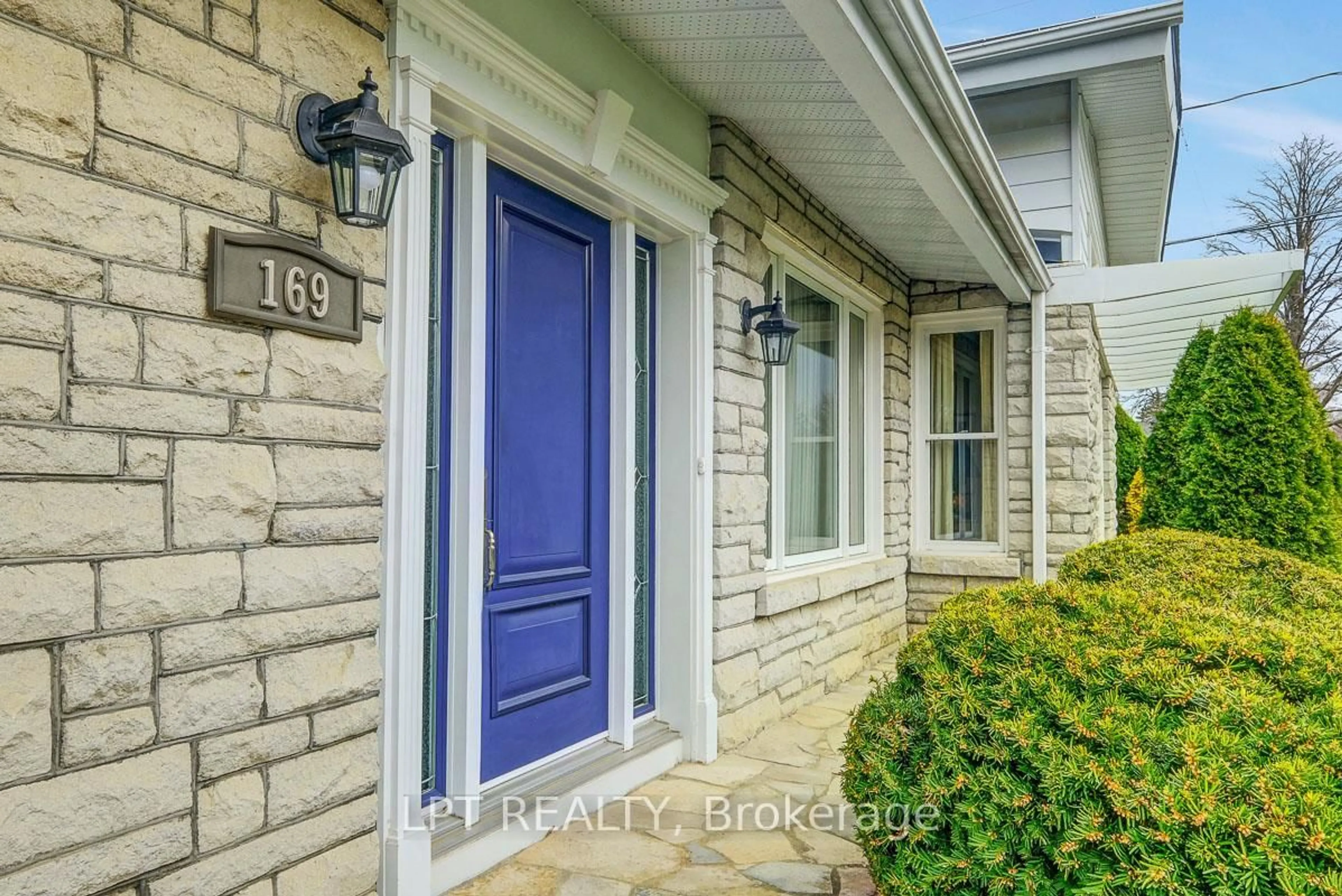 Indoor entryway for 169 Roger Rd, Ottawa Ontario K1H 5C7
