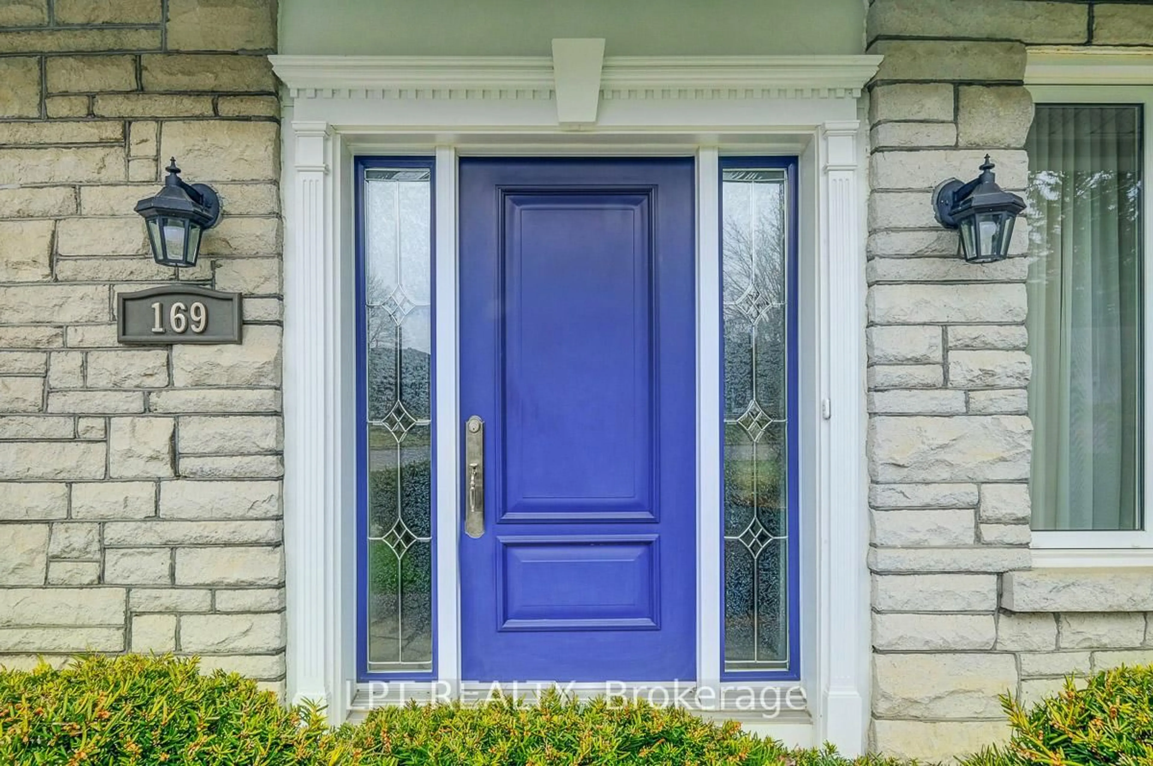 Indoor entryway for 169 Roger Rd, Ottawa Ontario K1H 5C7