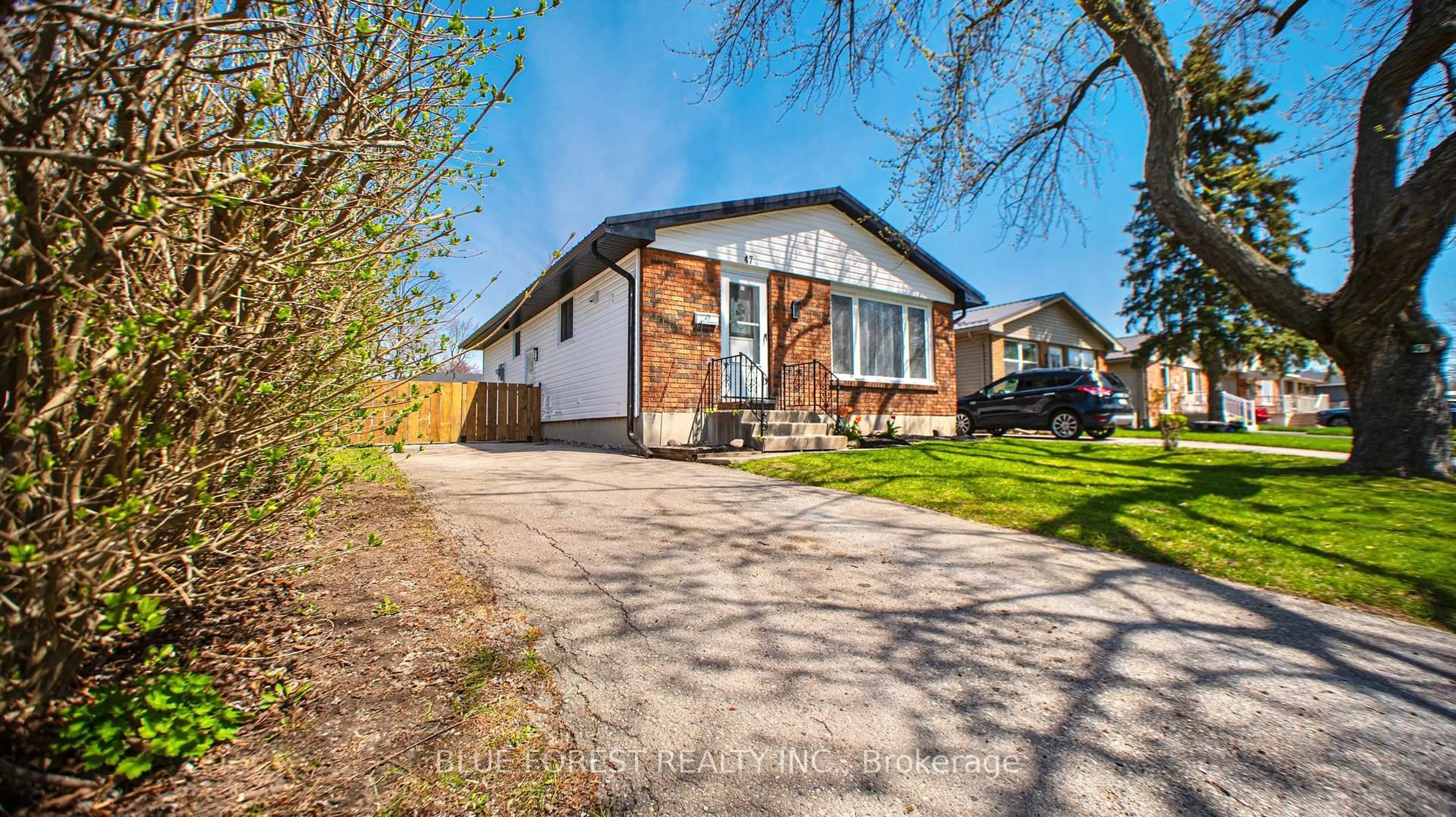 A pic from outside/outdoor area/front of a property/back of a property/a pic from drone, street for 47 Piers Cres, London South Ontario N6E 1Z1