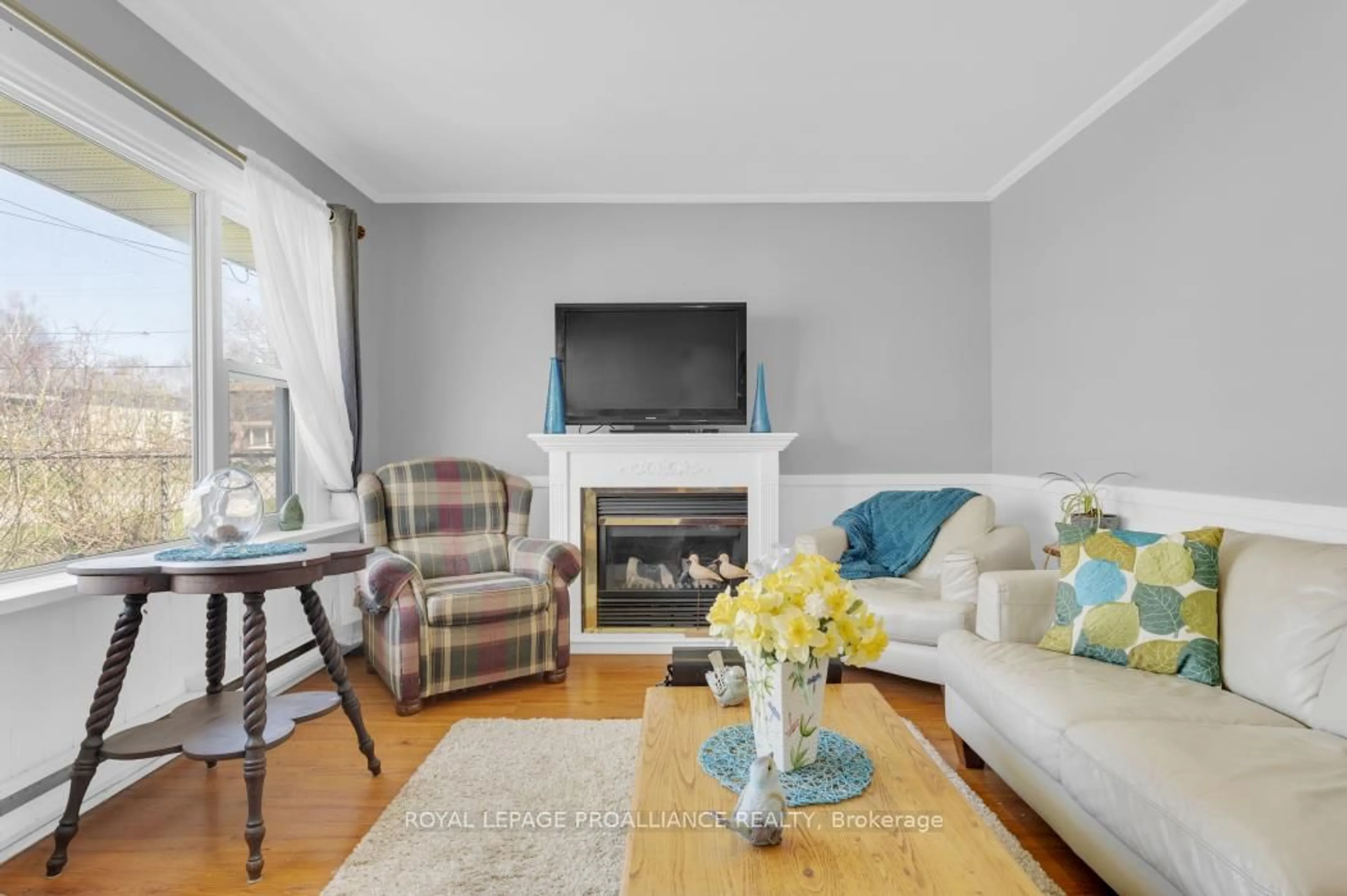 Living room with furniture, unknown for 103 Wall St, Quinte West Ontario K8V 4K1