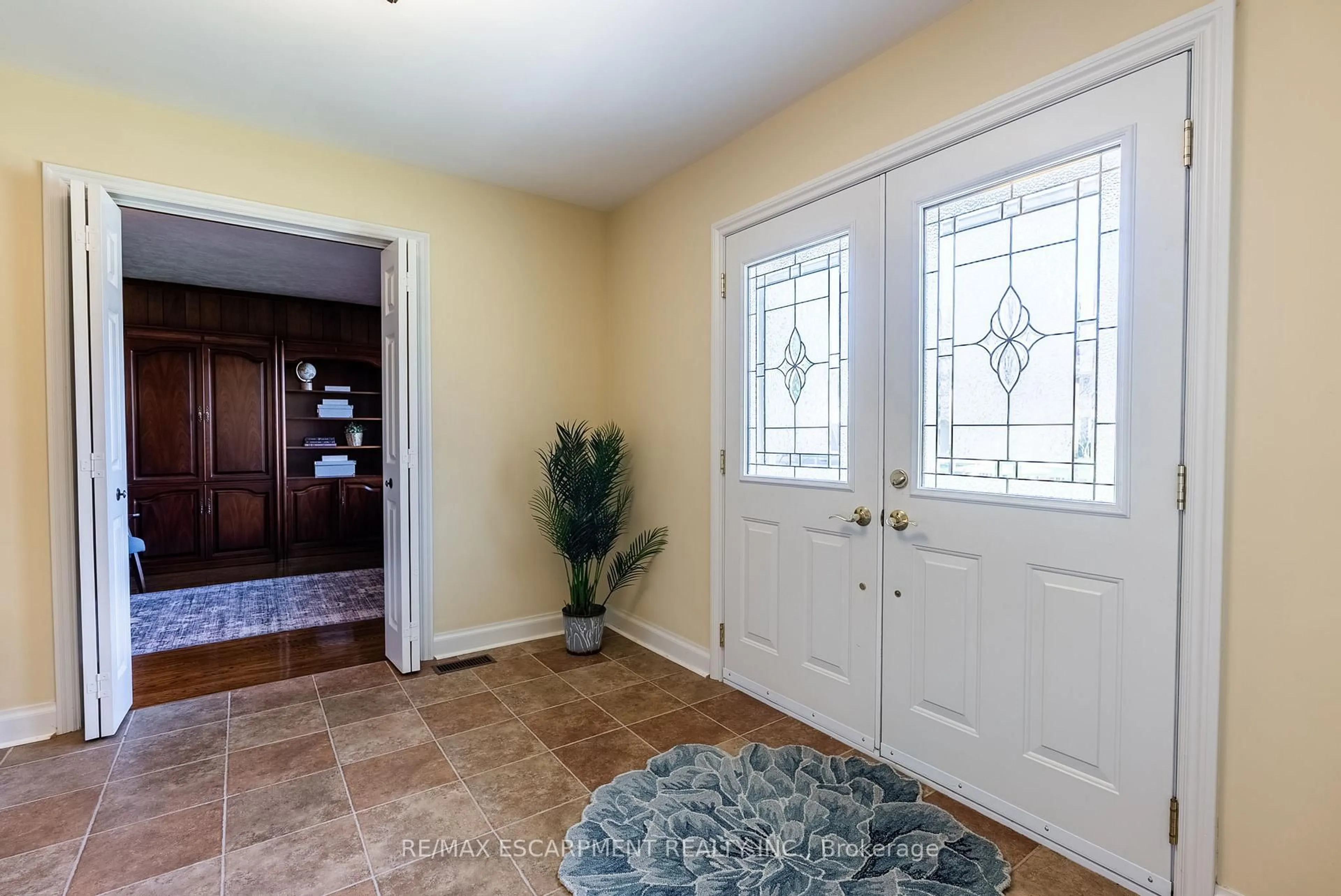 Indoor entryway for 158 Marigold Crt, Hamilton Ontario L9G 3M3