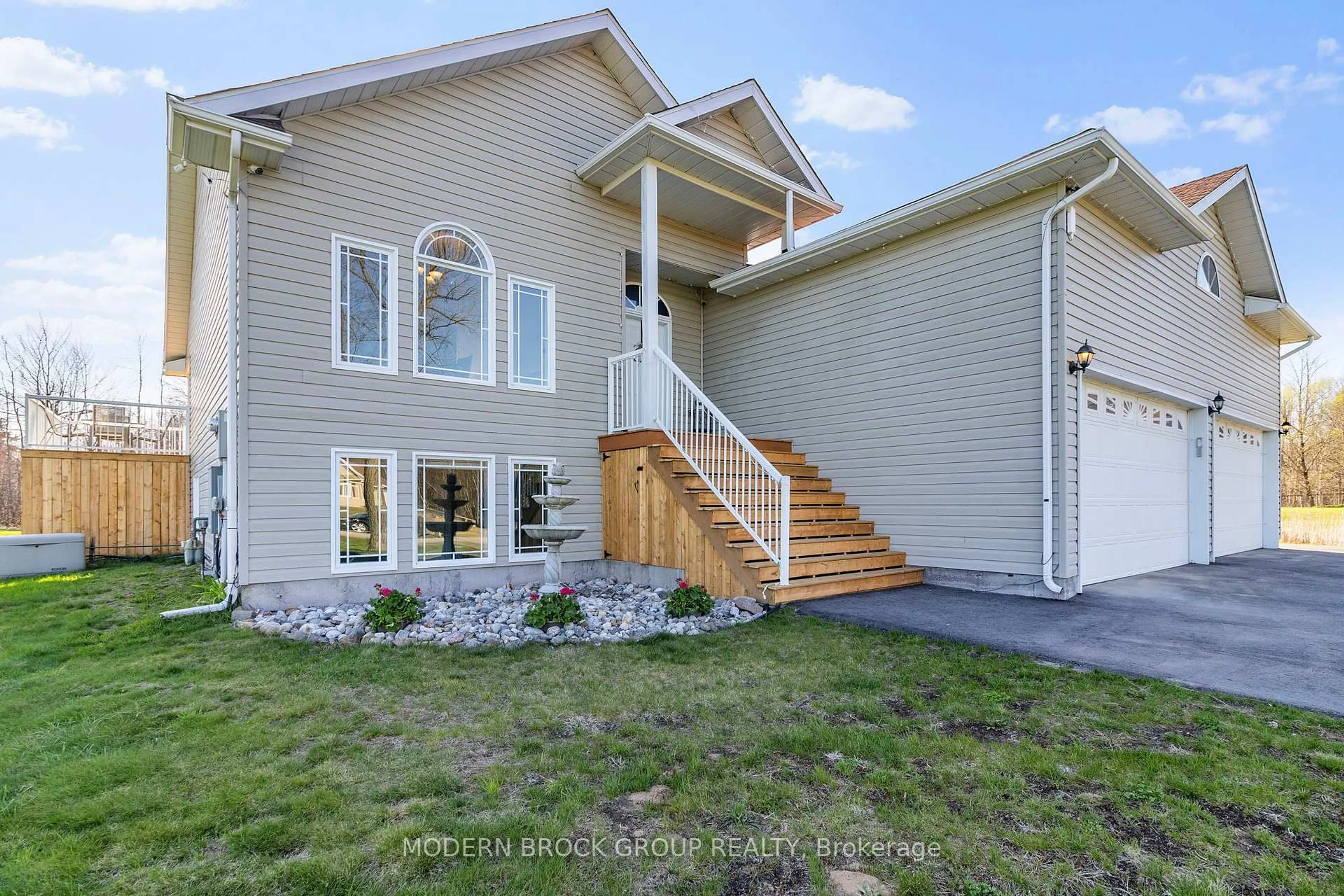 Home with vinyl exterior material, unknown for 1444 Maplewood Dr, Elizabethtown-Kitley Ontario K6V 7C2