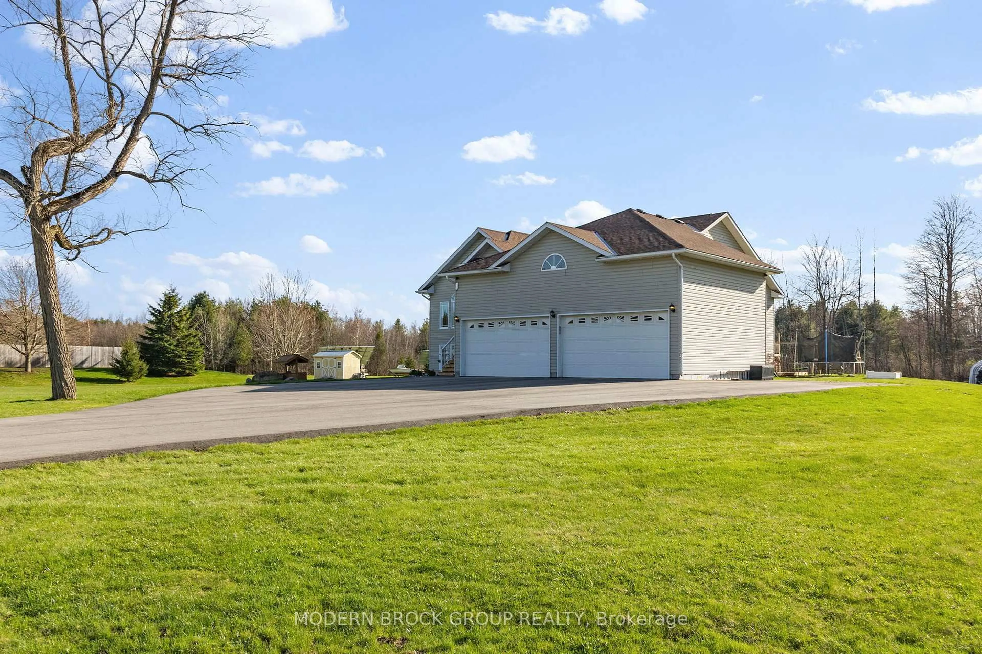 Indoor garage for 1444 Maplewood Dr, Elizabethtown-Kitley Ontario K6V 7C2