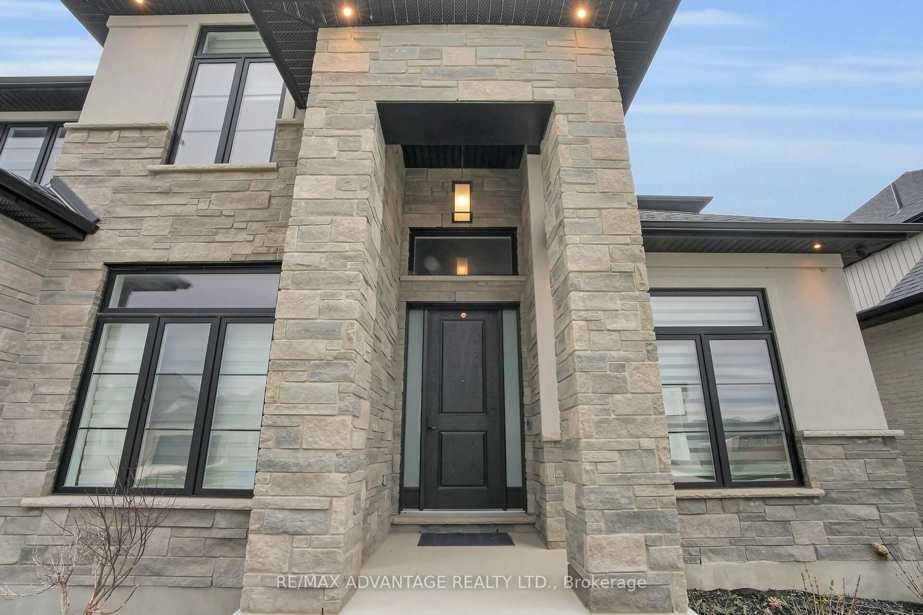 Indoor entryway for 6416 Old Garrison Blvd, London South Ontario N6P 0G2