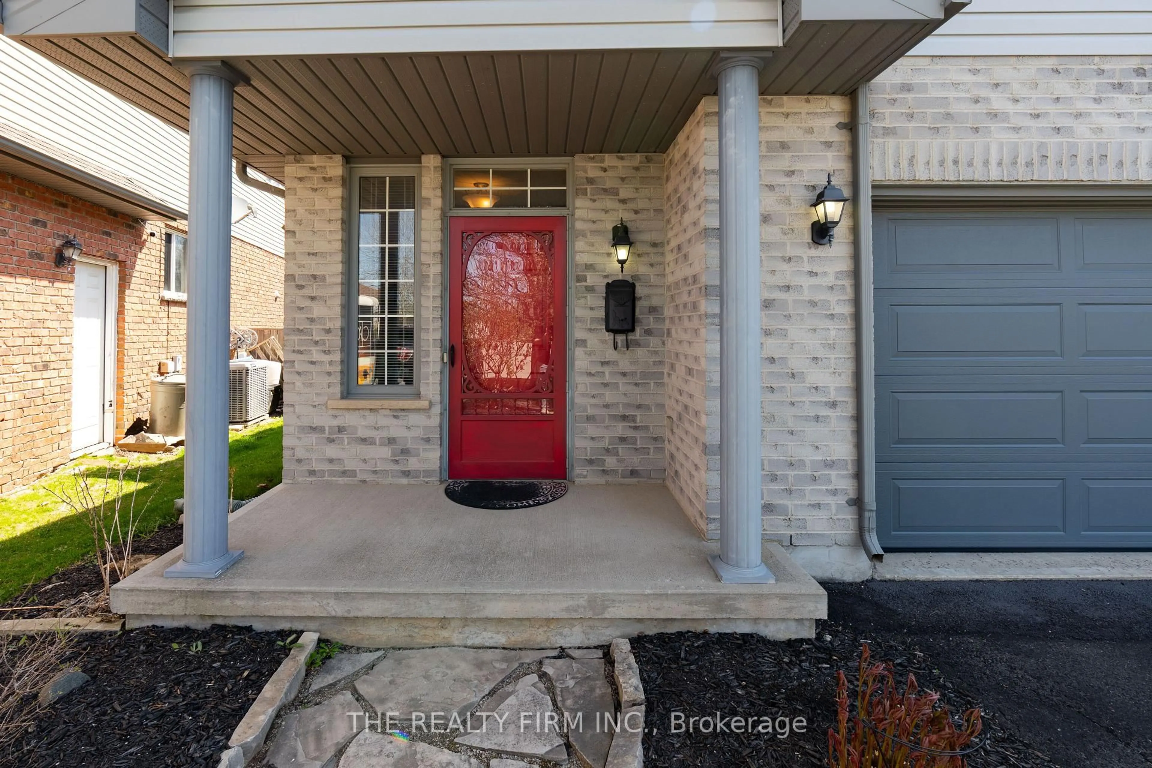 Indoor entryway for 15 Magnolia Crt, St. Thomas Ontario N5P 4M3