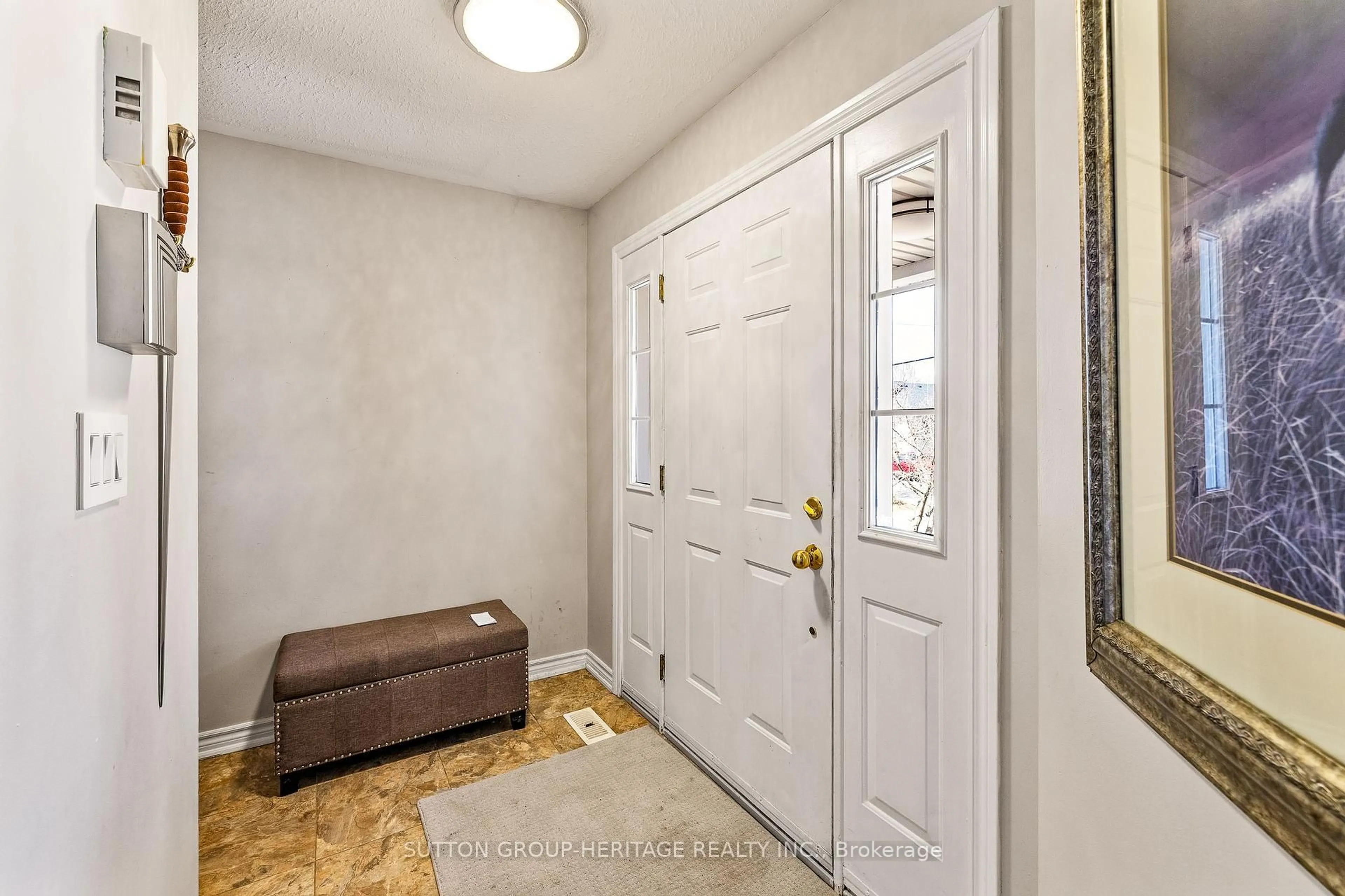 Indoor entryway for 31 Durham St, Kawartha Lakes Ontario K9V 2P3