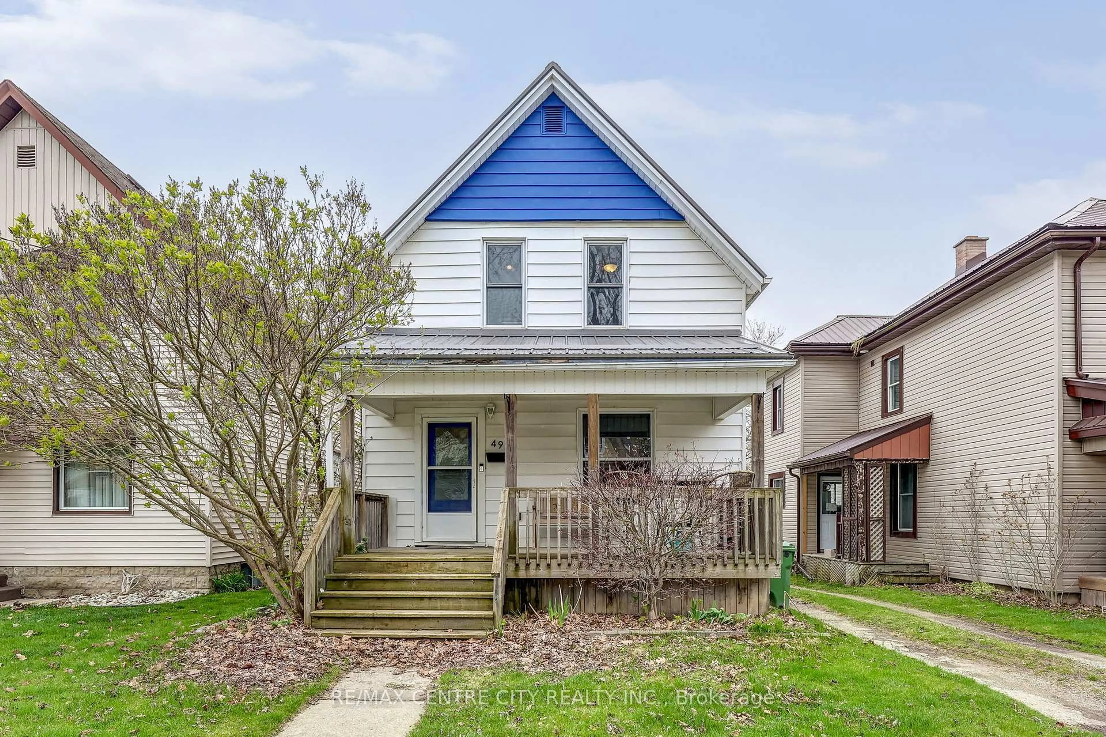 Home with vinyl exterior material, street for 49 West Ave, St. Thomas Ontario N5R 3P6